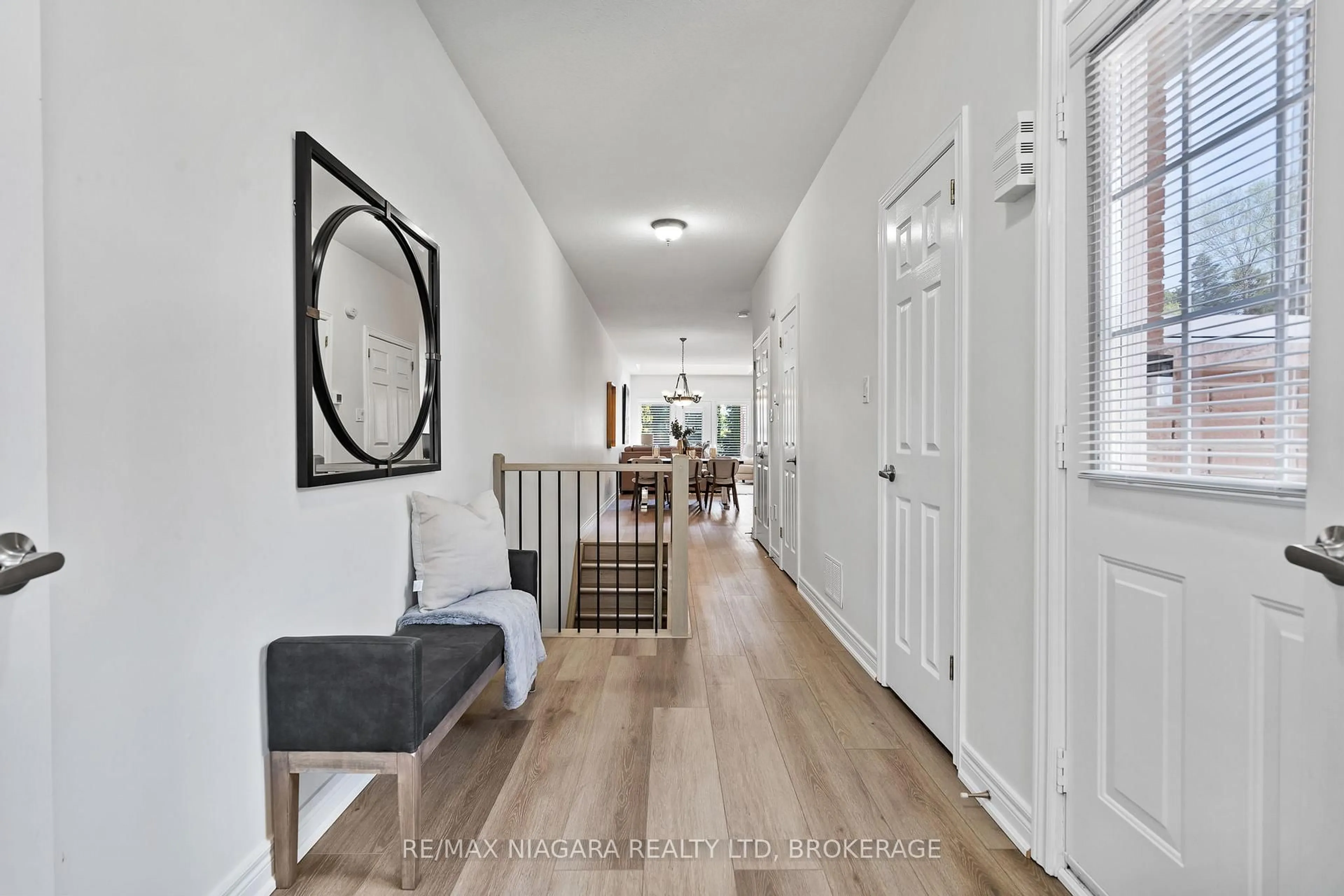 Indoor entryway for 2314 Stonehaven Ave, Niagara Falls Ontario L2J 4K1