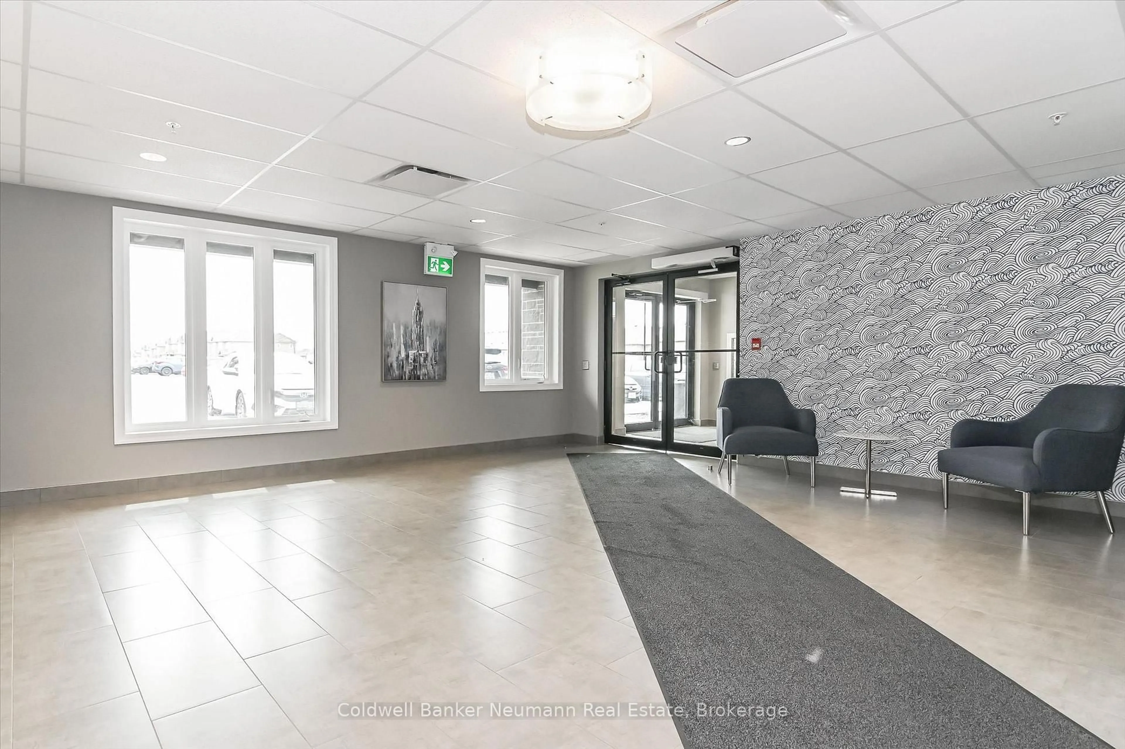Indoor foyer for 104 Summit Ridge Dr #102, Guelph Ontario N1E 0R5