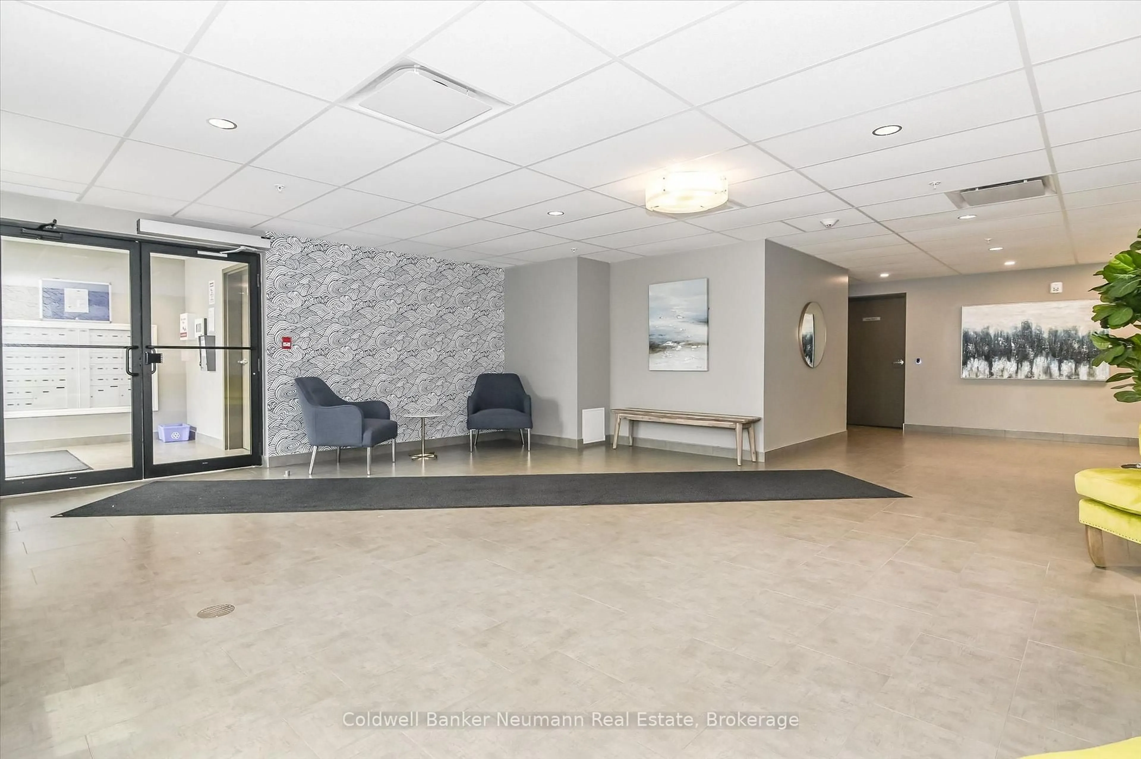 Indoor foyer for 104 Summit Ridge Dr #102, Guelph Ontario N1E 0R5