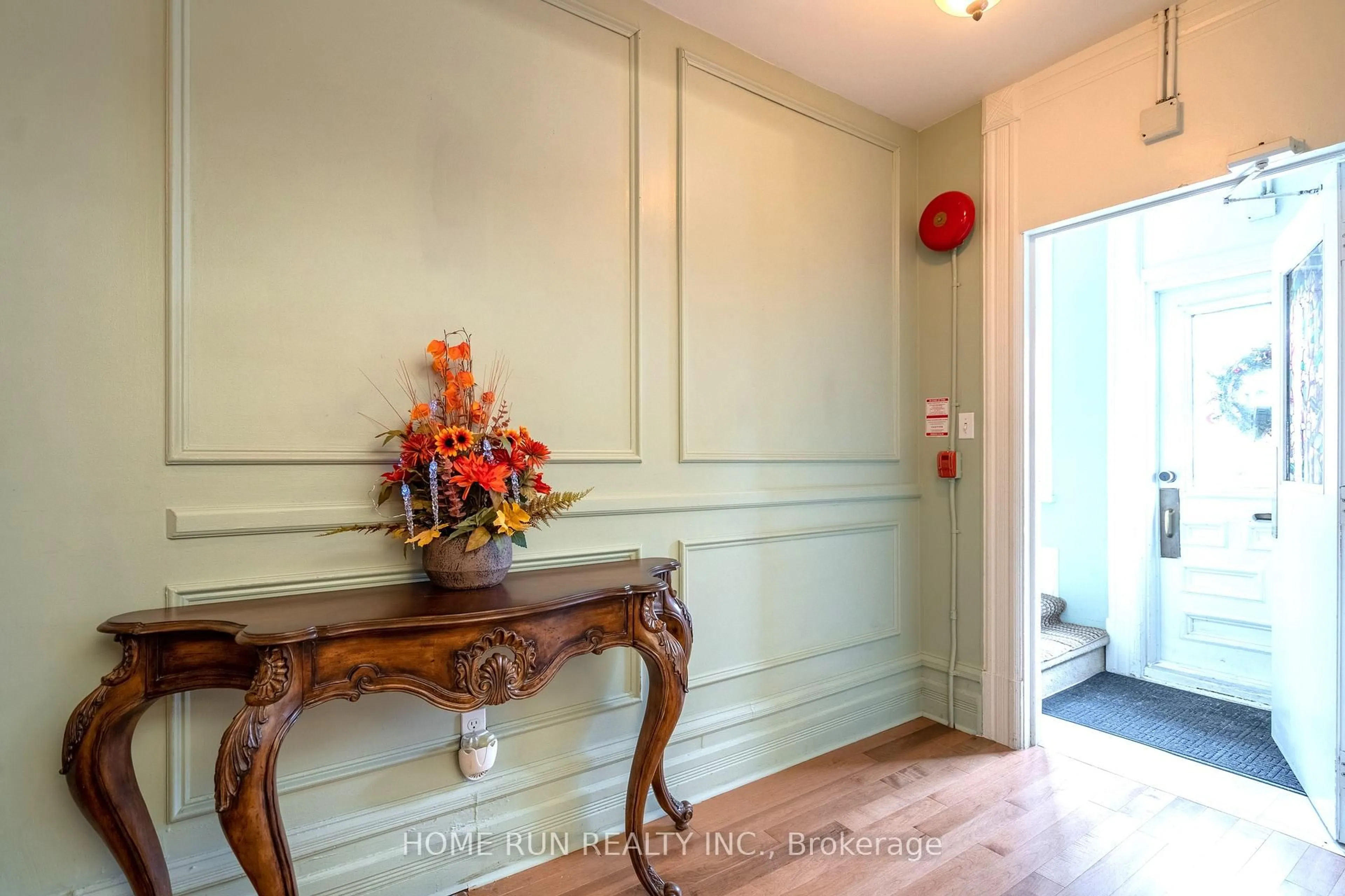 Indoor foyer for 431 Gilmour St, Ottawa Ontario K2P 0R5