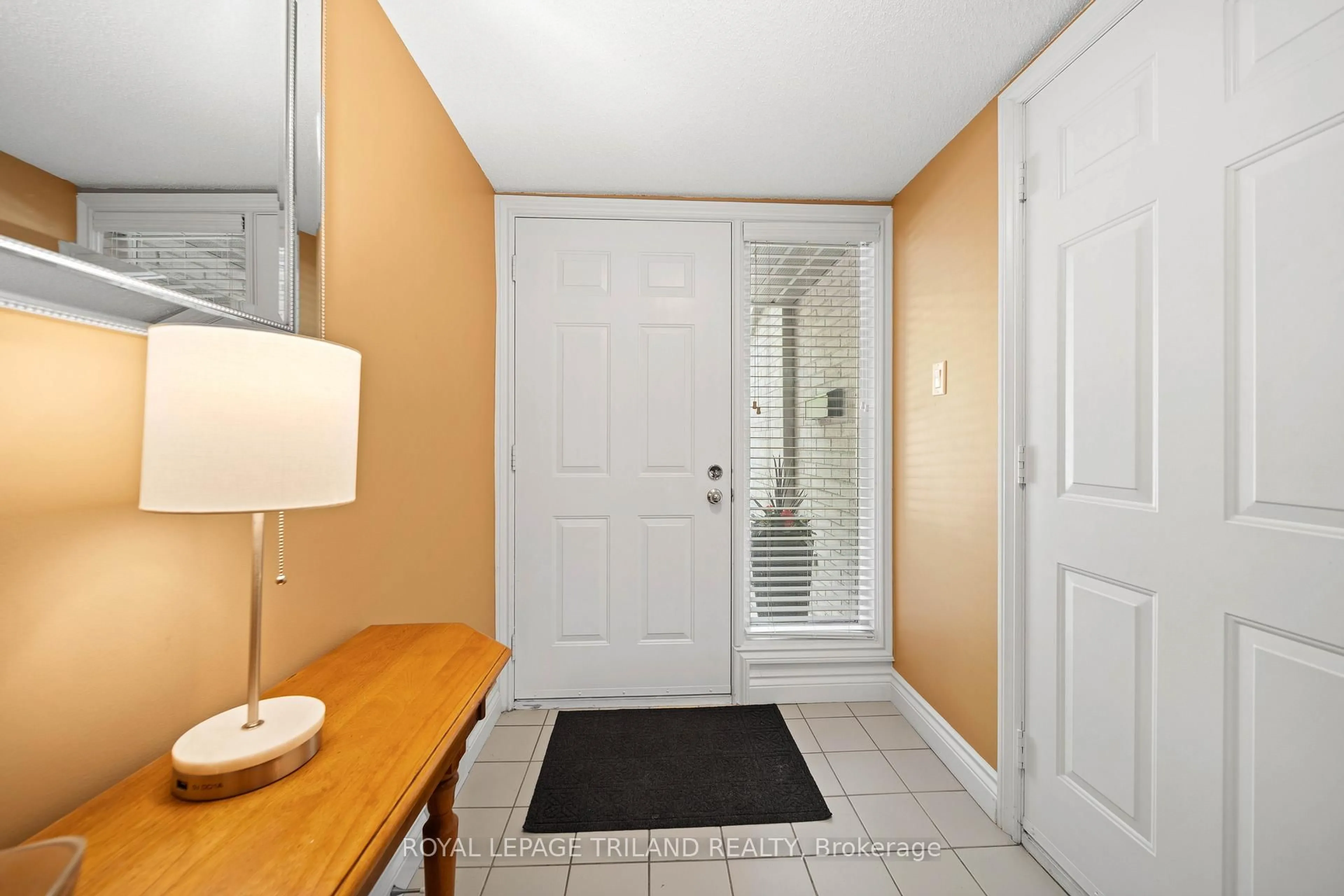 Indoor entryway for 1399 Commissioners Rd #4, London South Ontario N6K 4G9