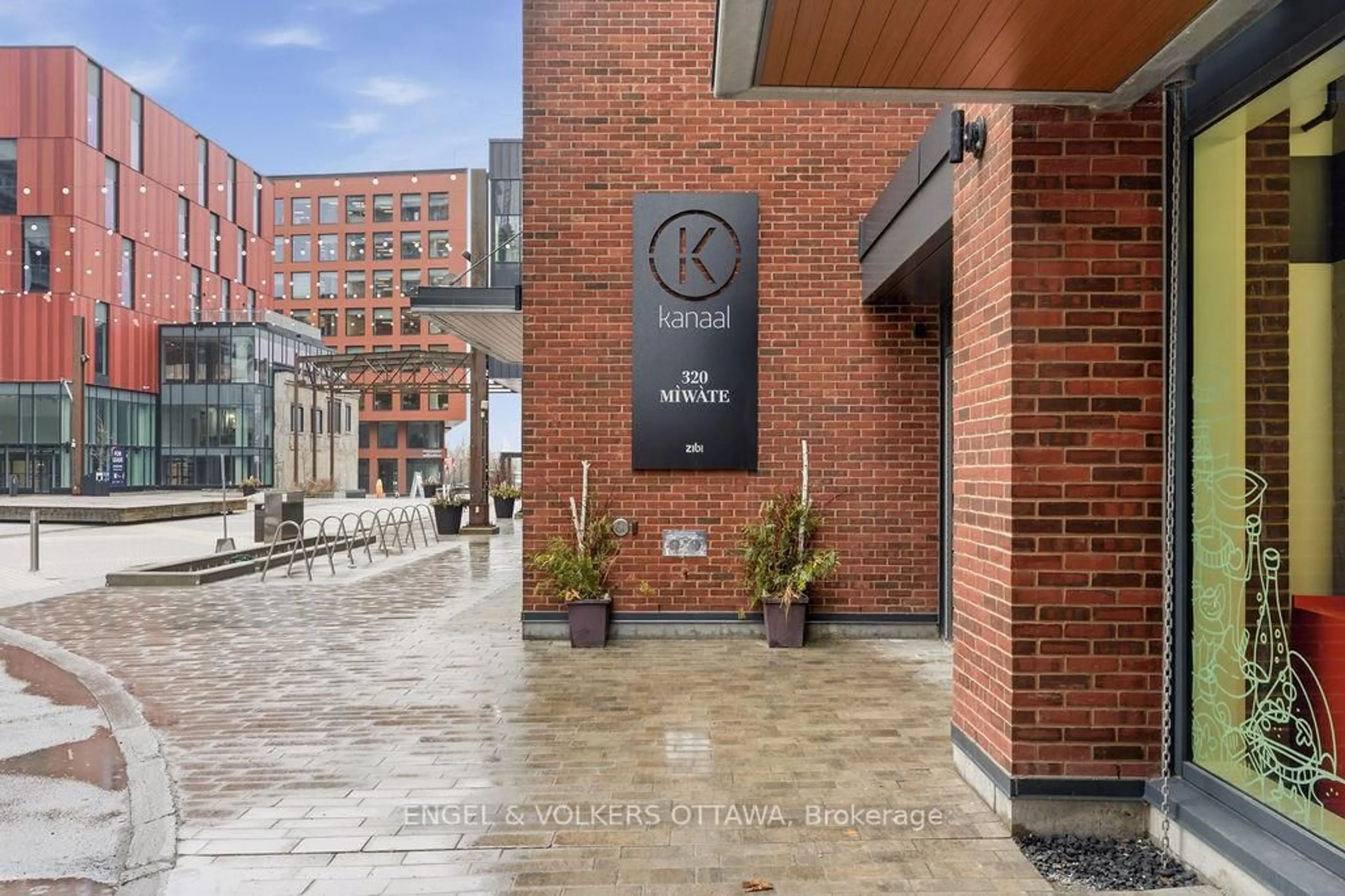 Indoor foyer for 320 Miwate Private #601, Ottawa Ontario K1R 0E1