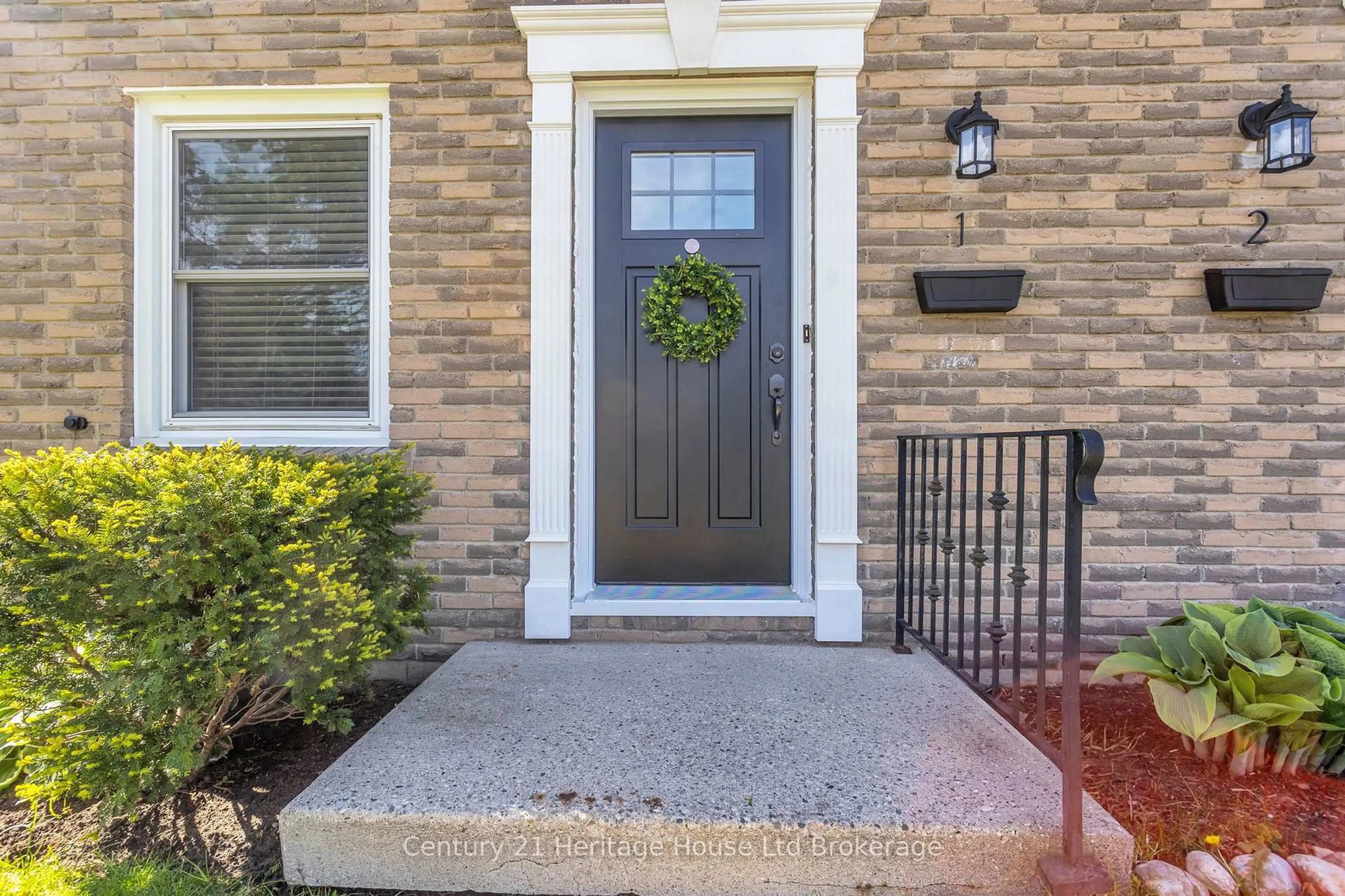 Indoor entryway for 144 Concession St #1, Tillsonburg Ontario N4G 1N5