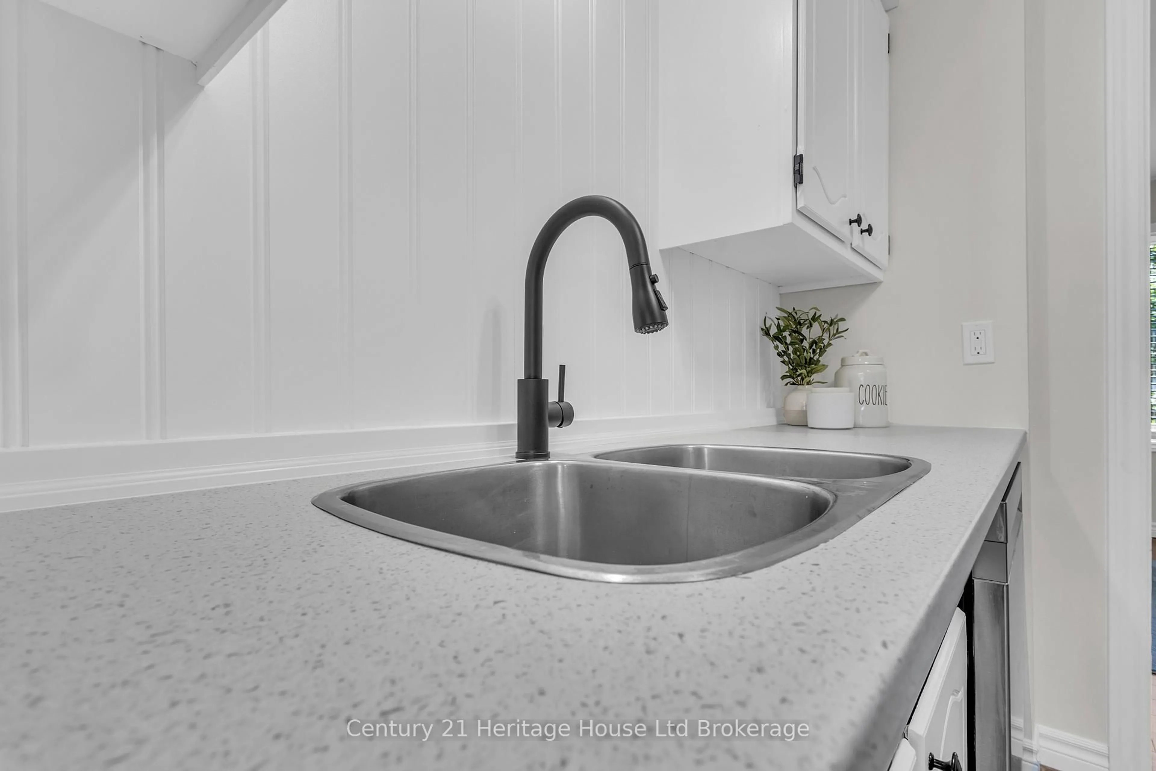 Standard kitchen, ceramic/tile floor for 144 Concession St #1, Tillsonburg Ontario N4G 1N5