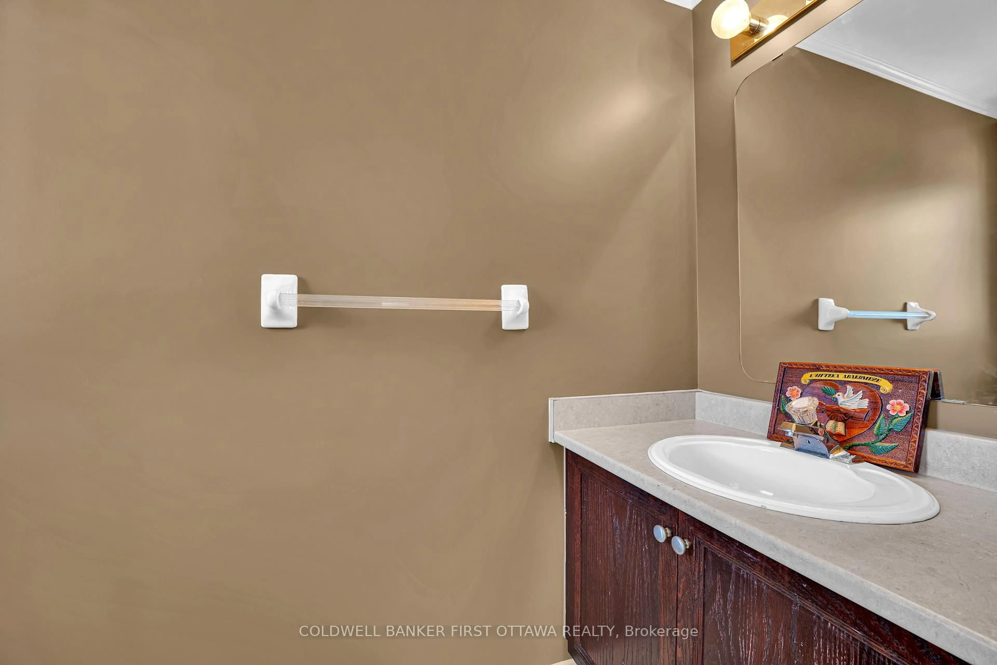 Standard bathroom, ceramic/tile floor for 937 Markwick Cres, Ottawa Ontario K4A 4J1