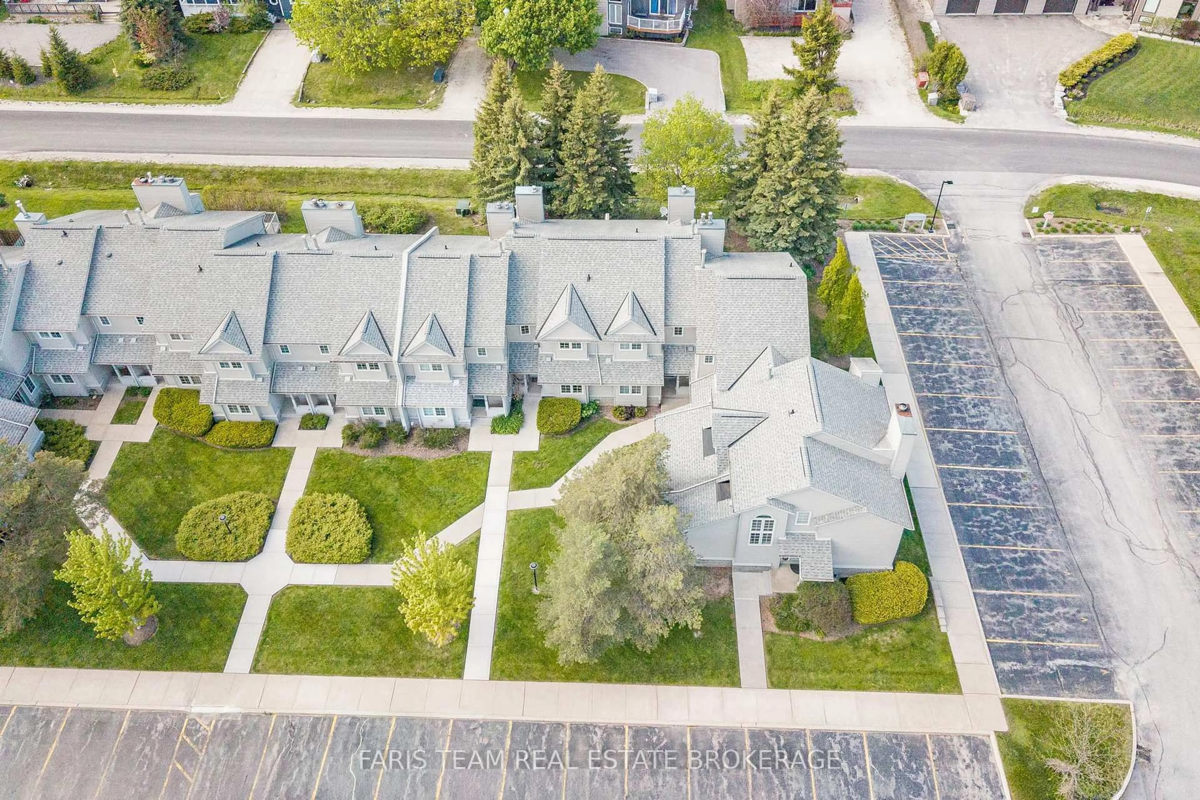 A pic from outside/outdoor area/front of a property/back of a property/a pic from drone, street for 162 Settlers Way #54, Blue Mountains Ontario L9Y 0M4