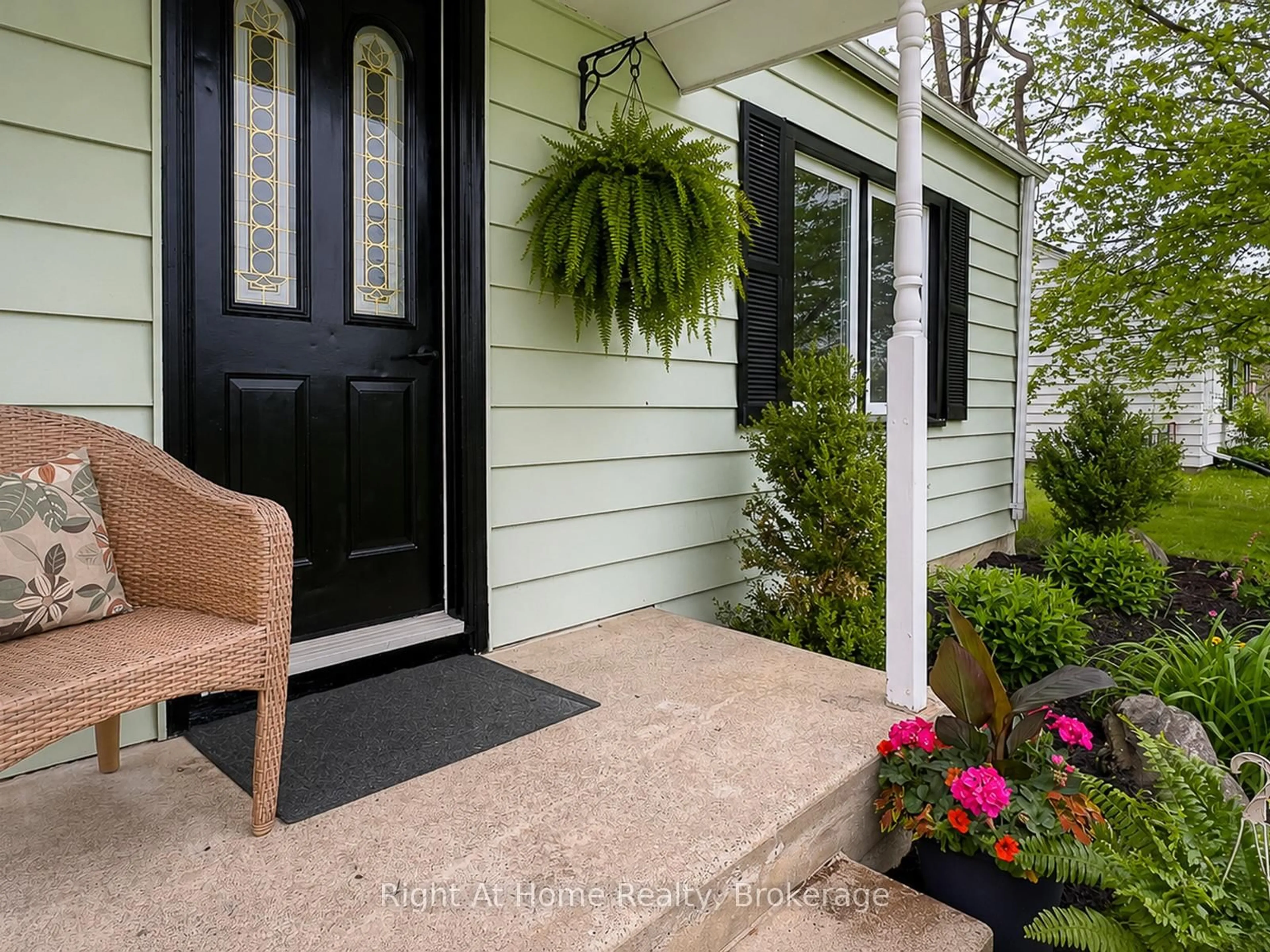 Indoor entryway for 169 North St, Stirling Ontario K0K 3E0