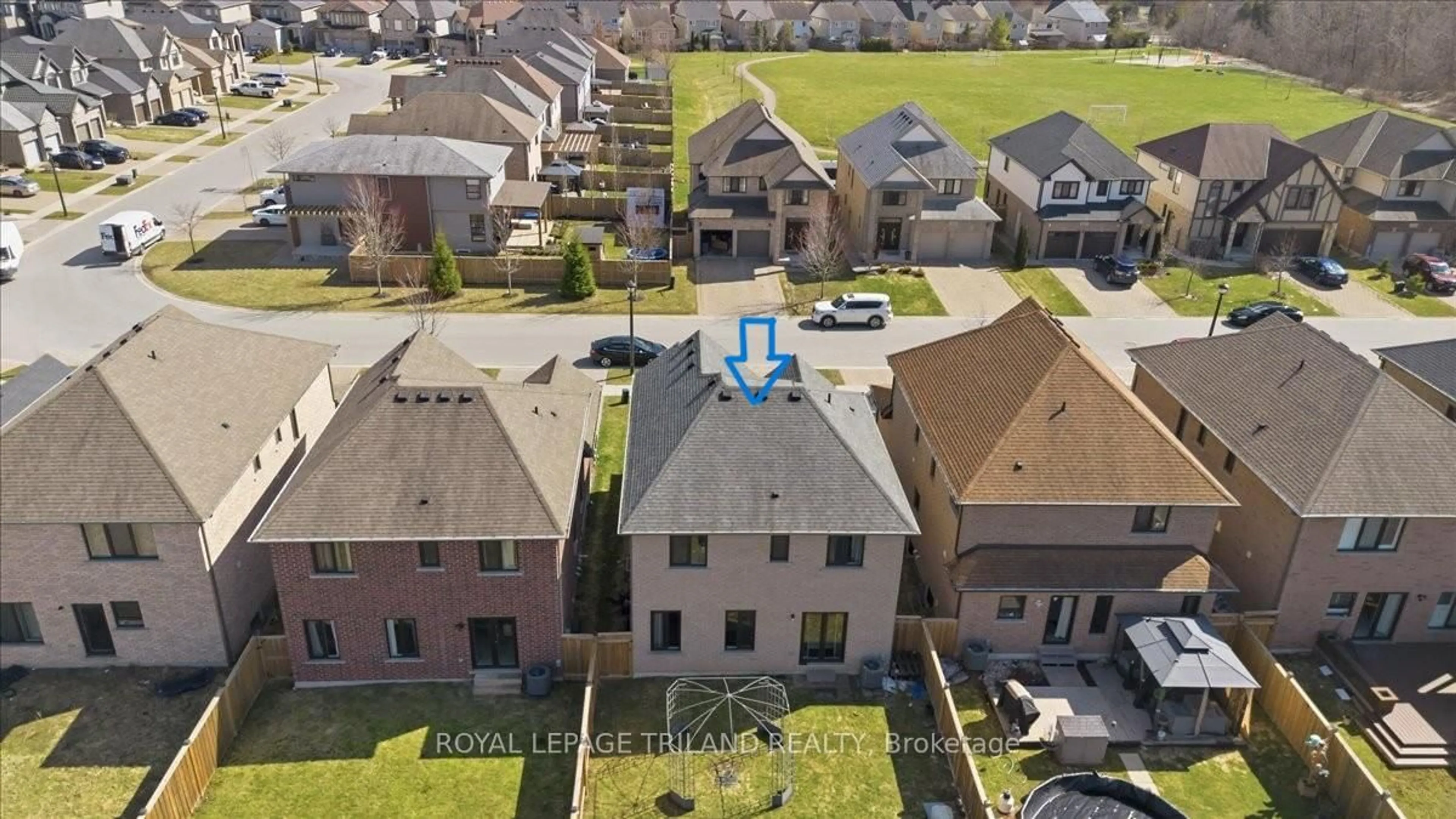 A pic from outside/outdoor area/front of a property/back of a property/a pic from drone, street for 1942 Cedarpark Dr, London North Ontario N5X 0J1