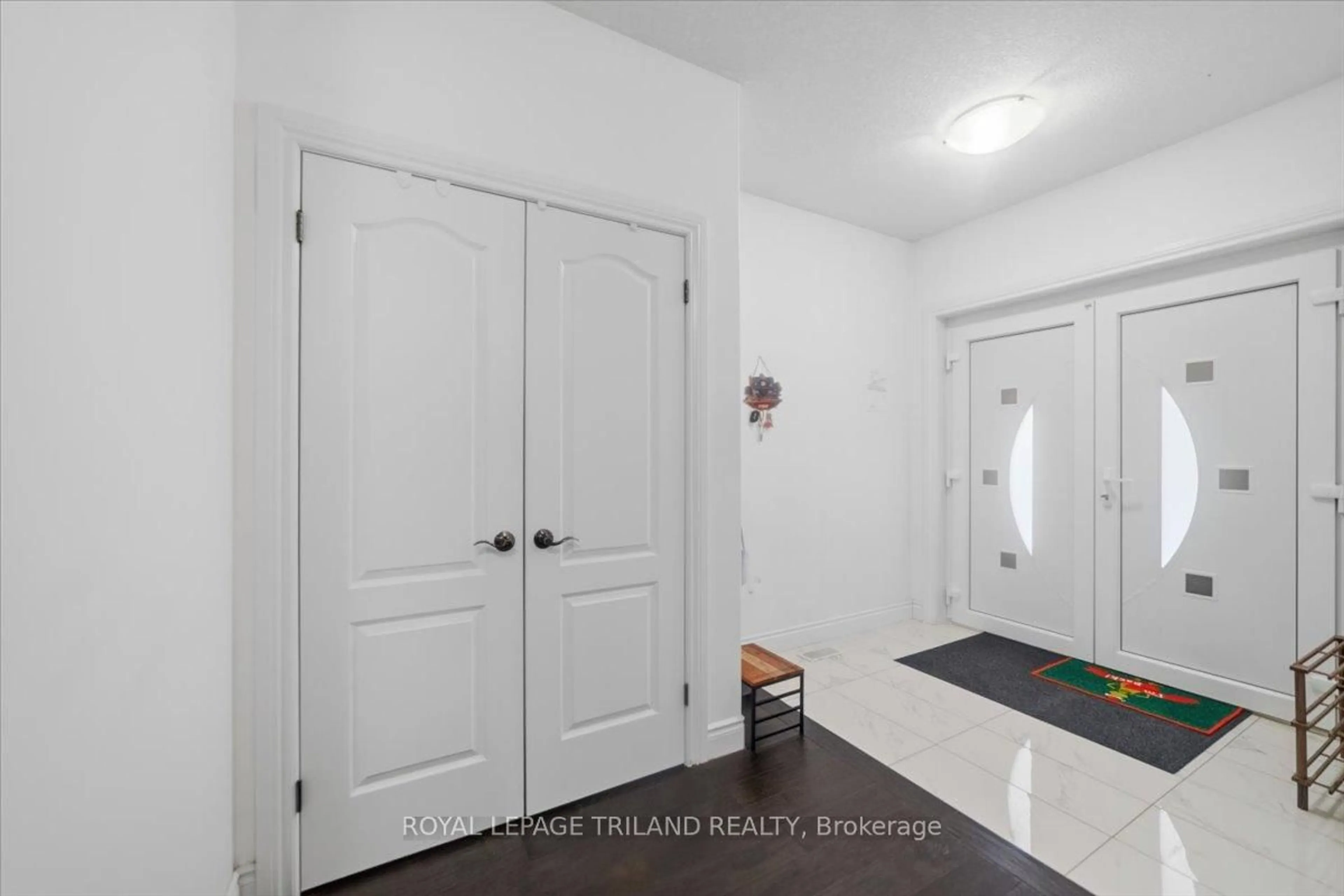 Indoor entryway for 1942 Cedarpark Dr, London North Ontario N5X 0J1