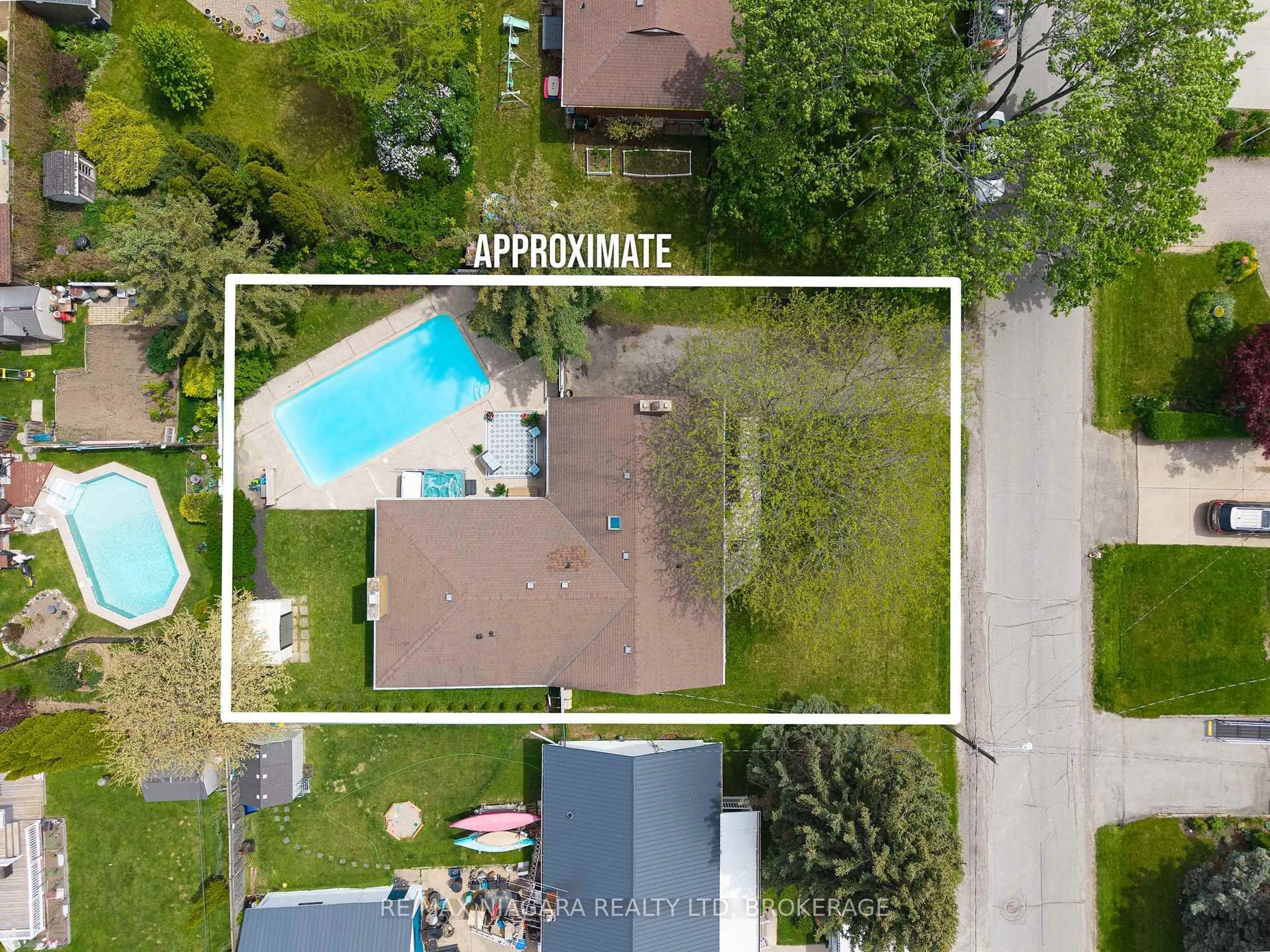 A pic from outside/outdoor area/front of a property/back of a property/a pic from drone, street for 4 Mackie St, St. Catharines Ontario L2N 5N5