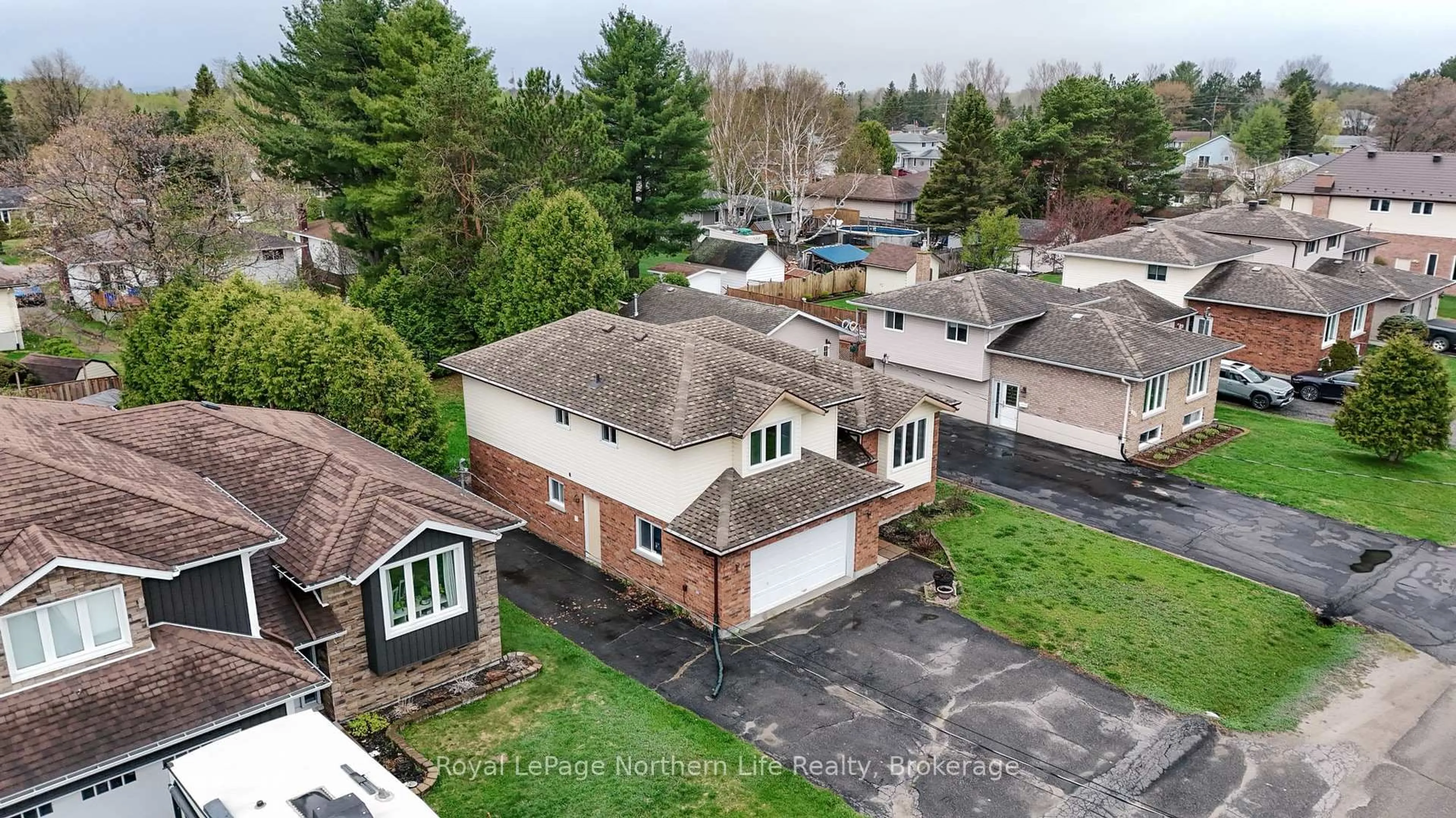 A pic from outside/outdoor area/front of a property/back of a property/a pic from drone, street for 989 Annette St, Greater Sudbury Ontario P3P 1R9