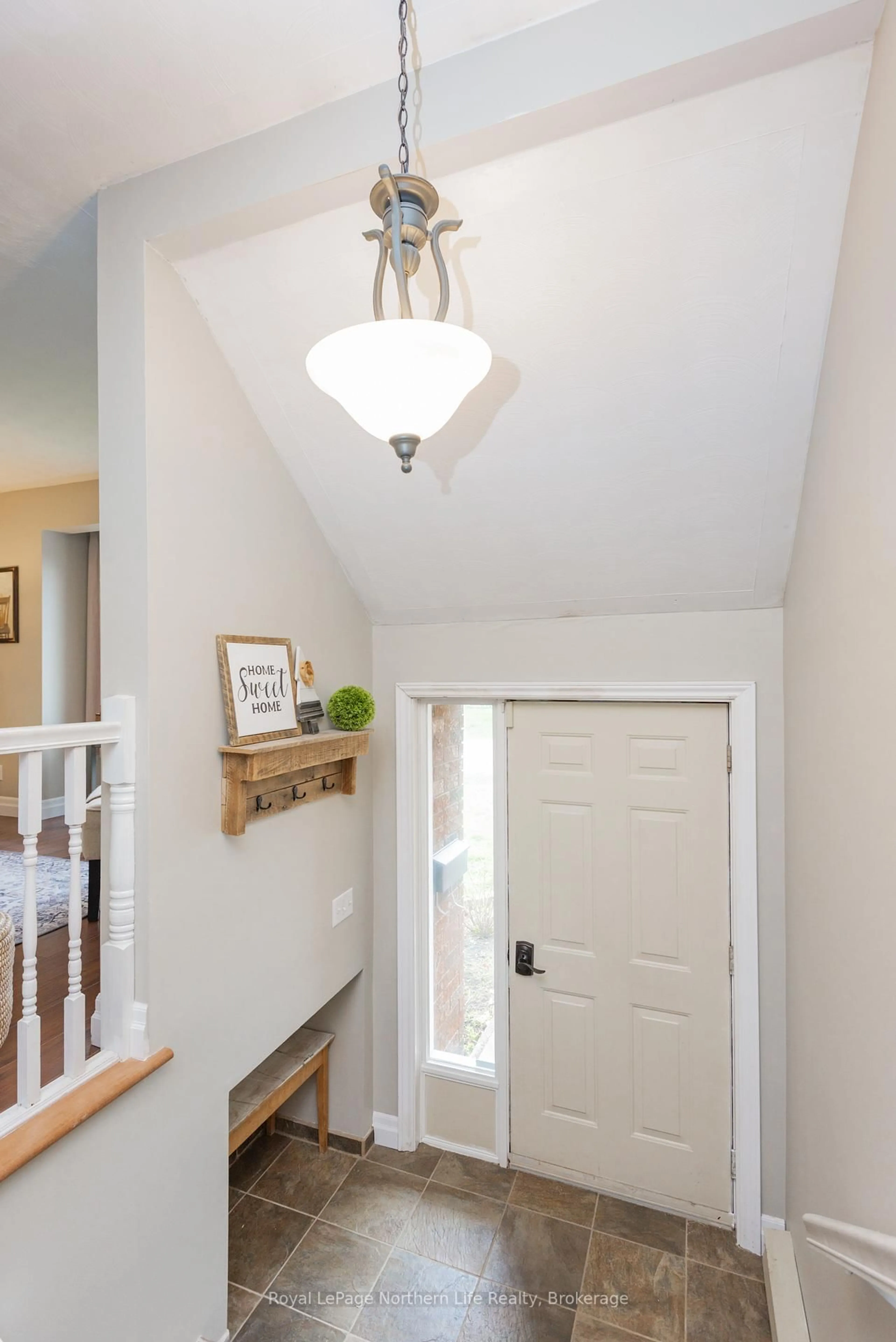 Indoor entryway for 989 Annette St, Greater Sudbury Ontario P3P 1R9