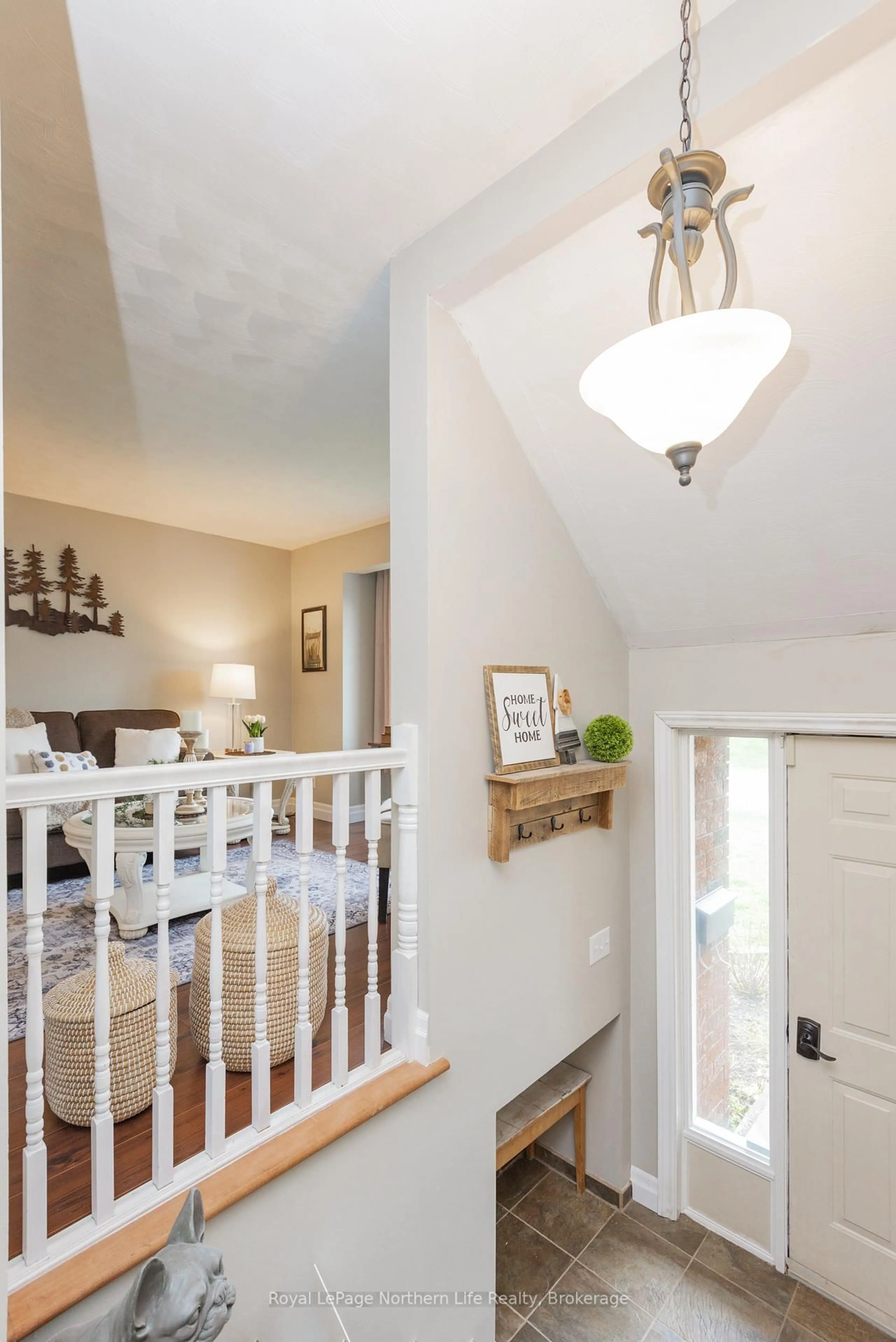 Indoor entryway for 989 Annette St, Greater Sudbury Ontario P3P 1R9