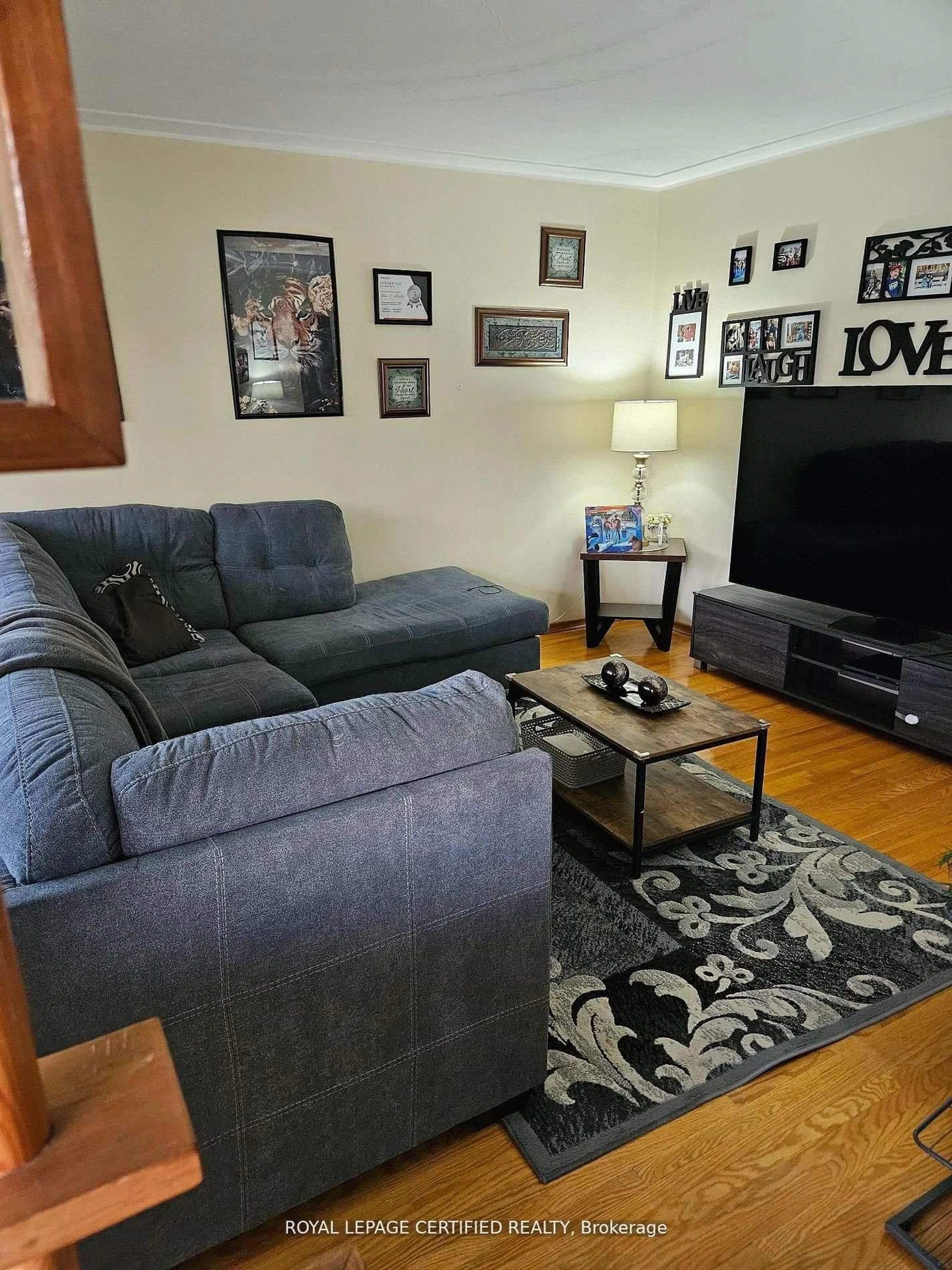 Living room with furniture, unknown for 197 Craigroyston Rd #Main, Hamilton Ontario L8K 3K2