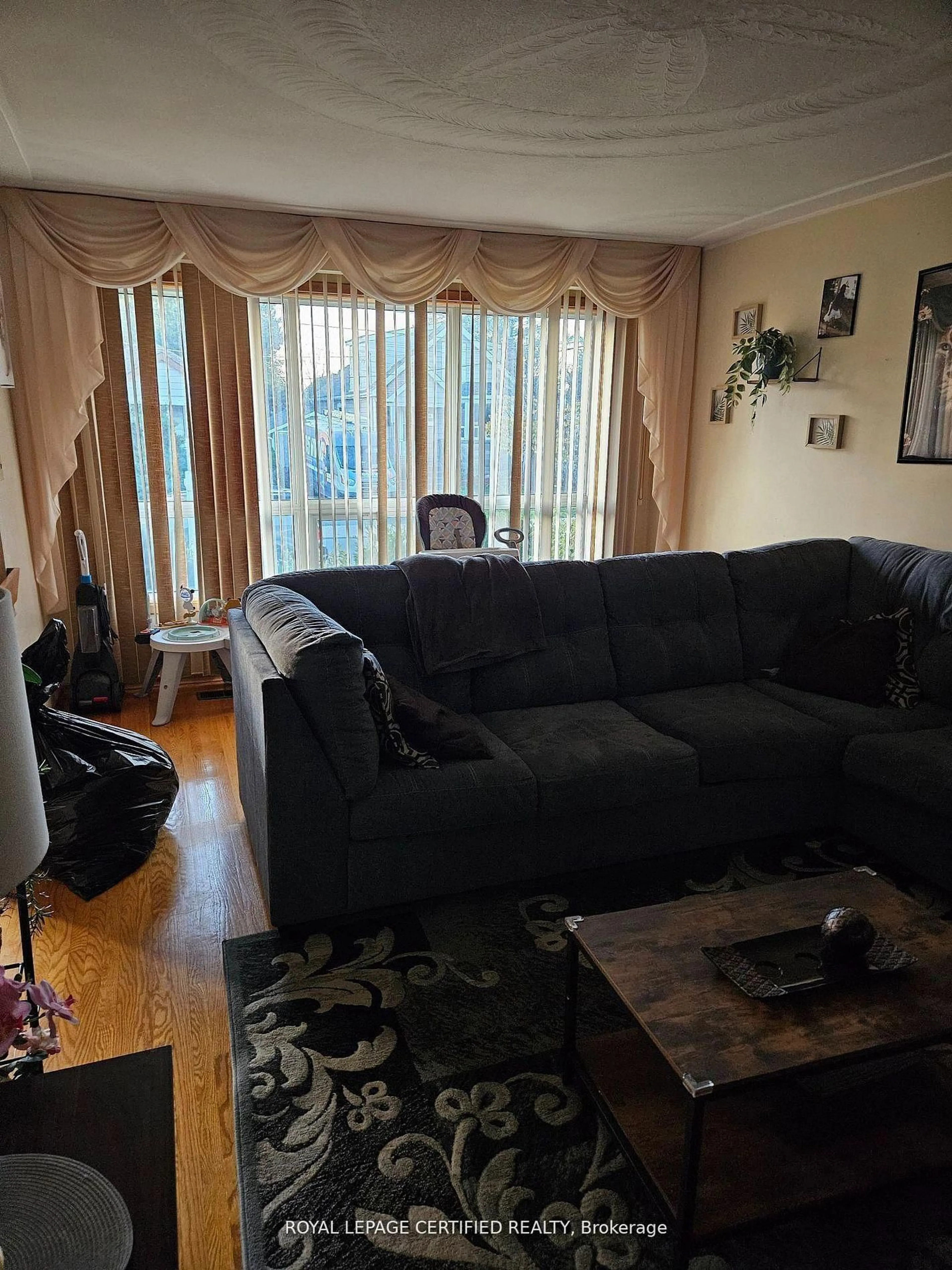 Living room with furniture, unknown for 197 Craigroyston Rd #Main, Hamilton Ontario L8K 3K2