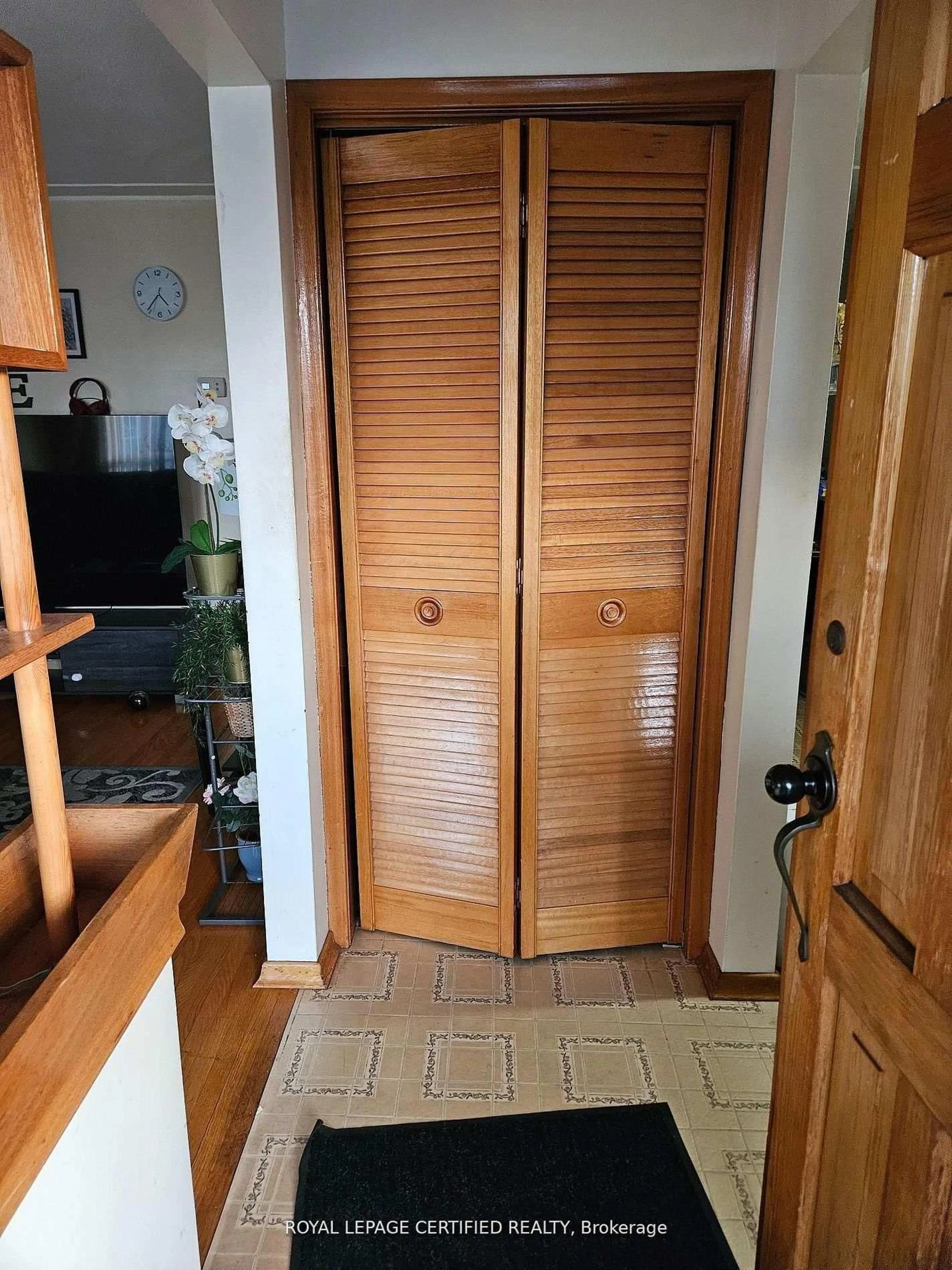 Indoor entryway for 197 Craigroyston Rd #Main, Hamilton Ontario L8K 3K2