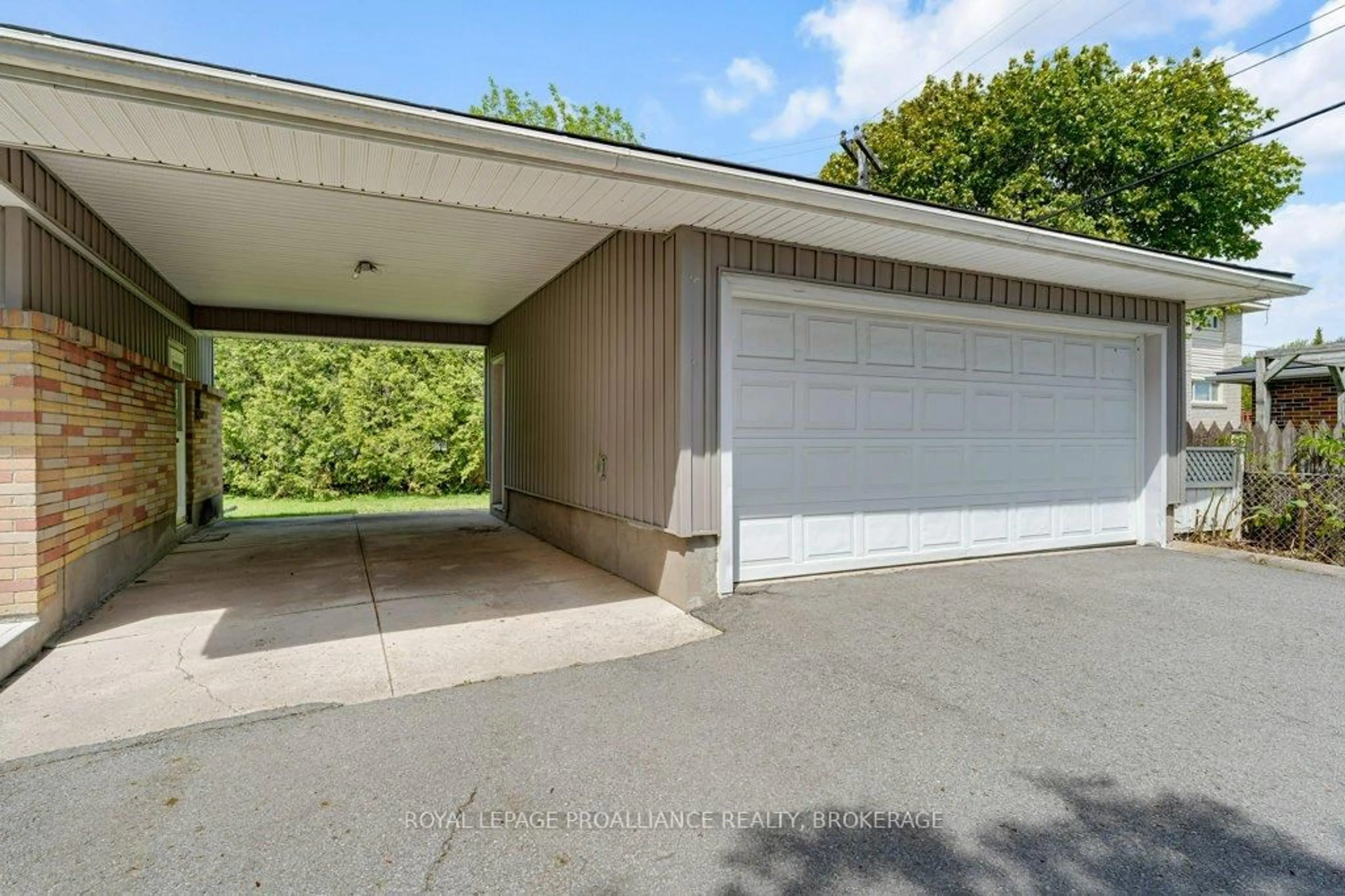 Indoor garage for 168 Avenue Rd, Kingston Ontario K7M 1C5