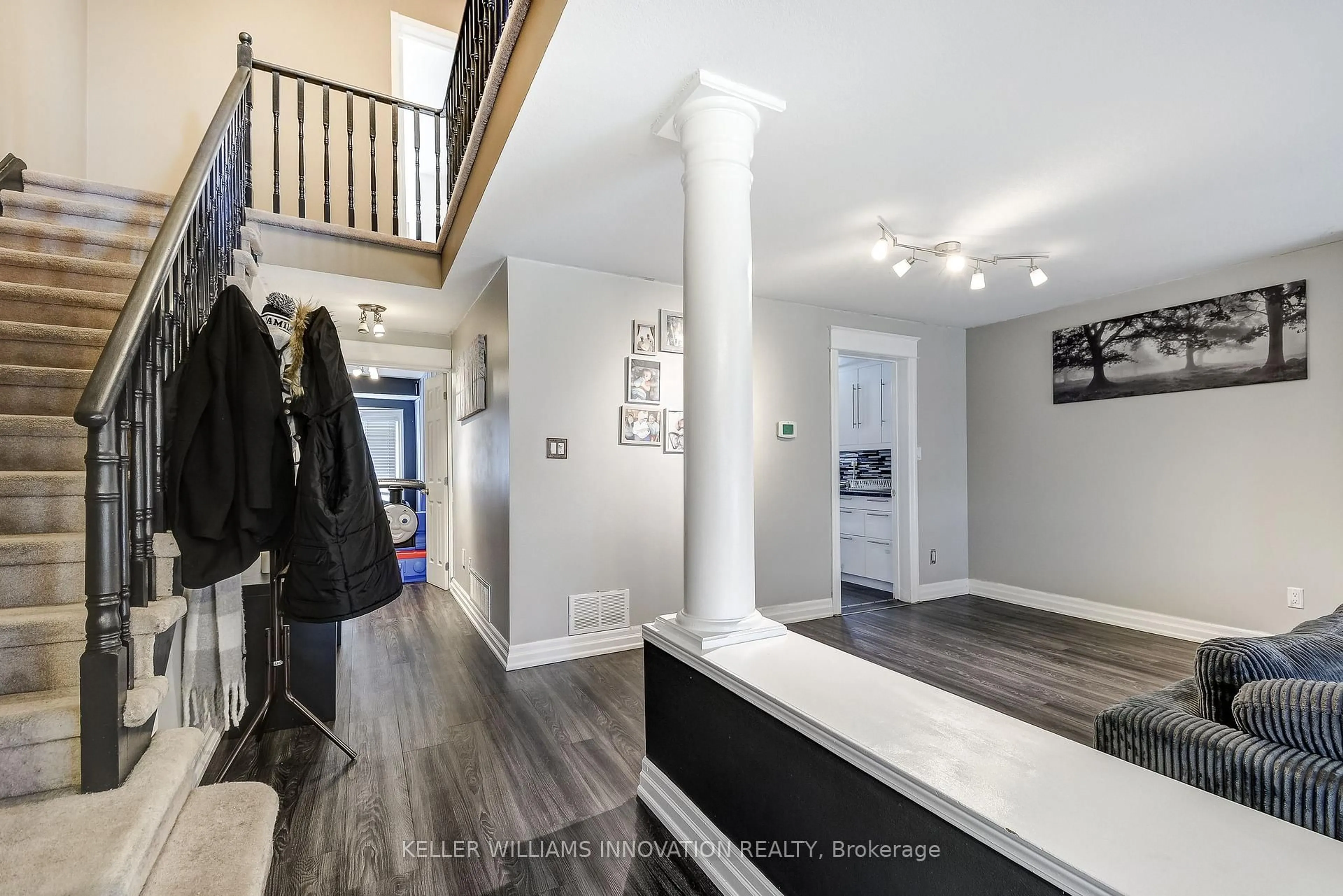 Indoor entryway for 3 Waterford Cres, Hamilton Ontario L8E 4Z8