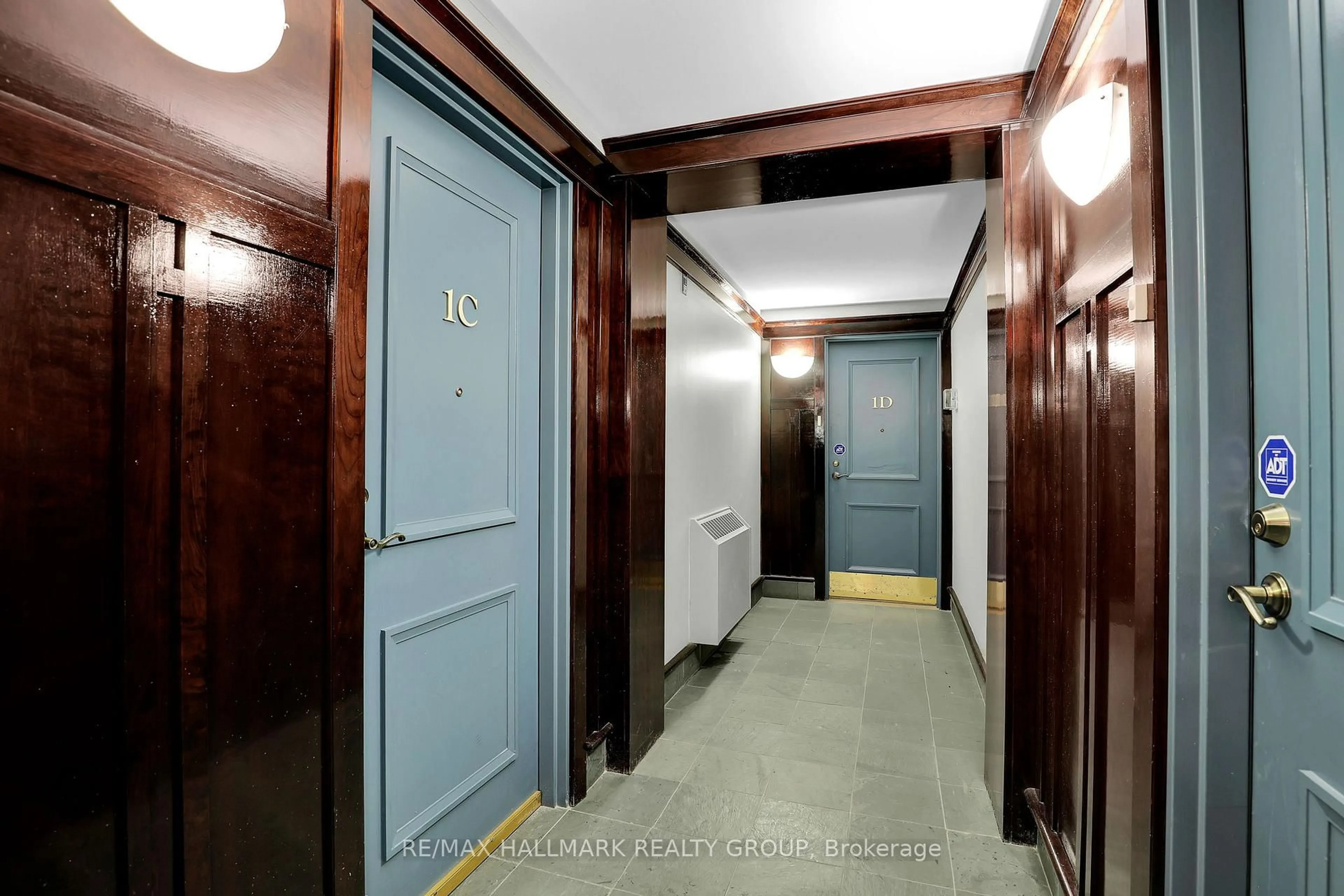 Indoor foyer for 268 First Ave #1C, Ottawa Ontario K1S 2G8