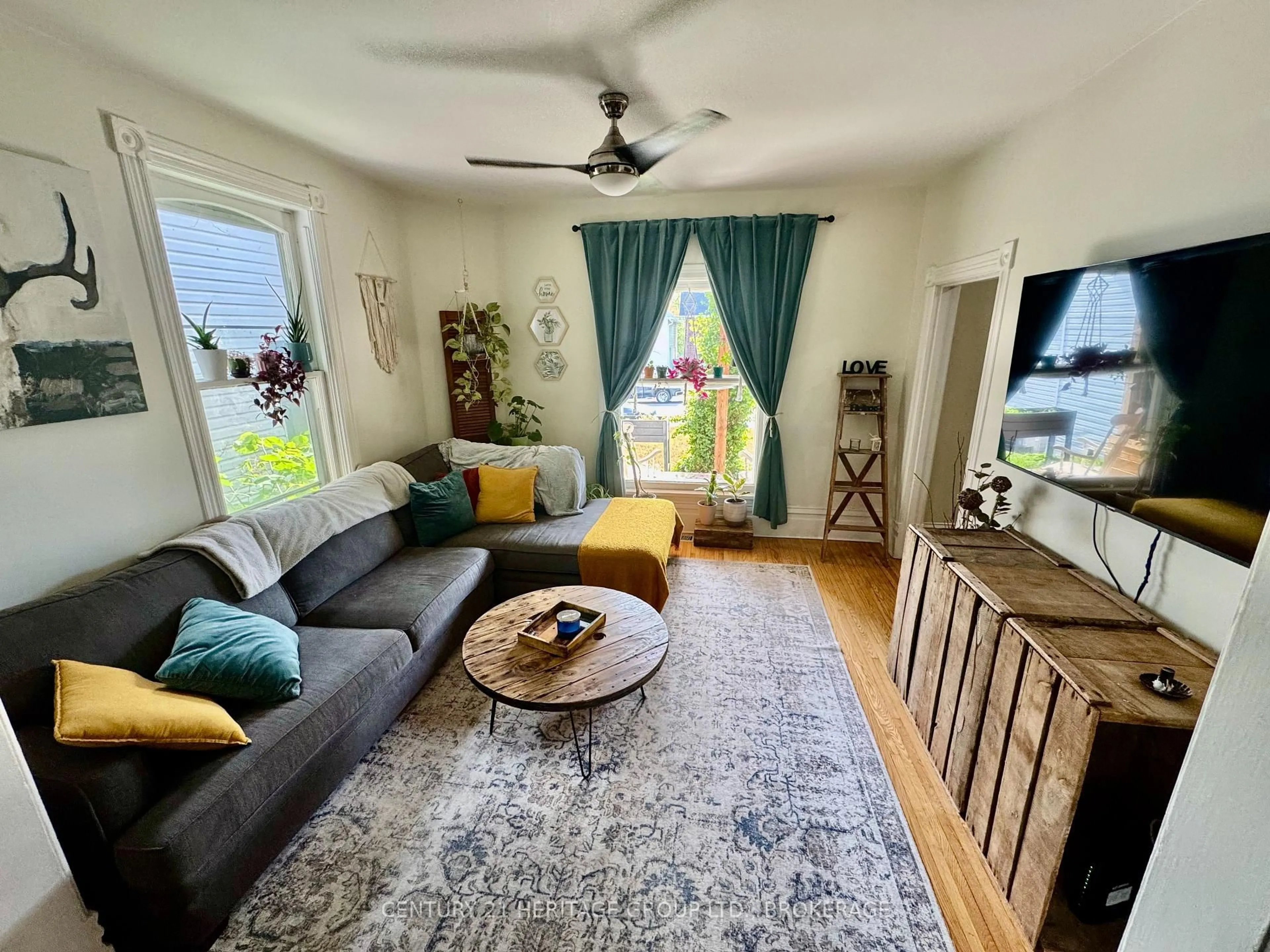 Living room with furniture, unknown for 122 Green St, Deseronto Ontario K0K 1X0