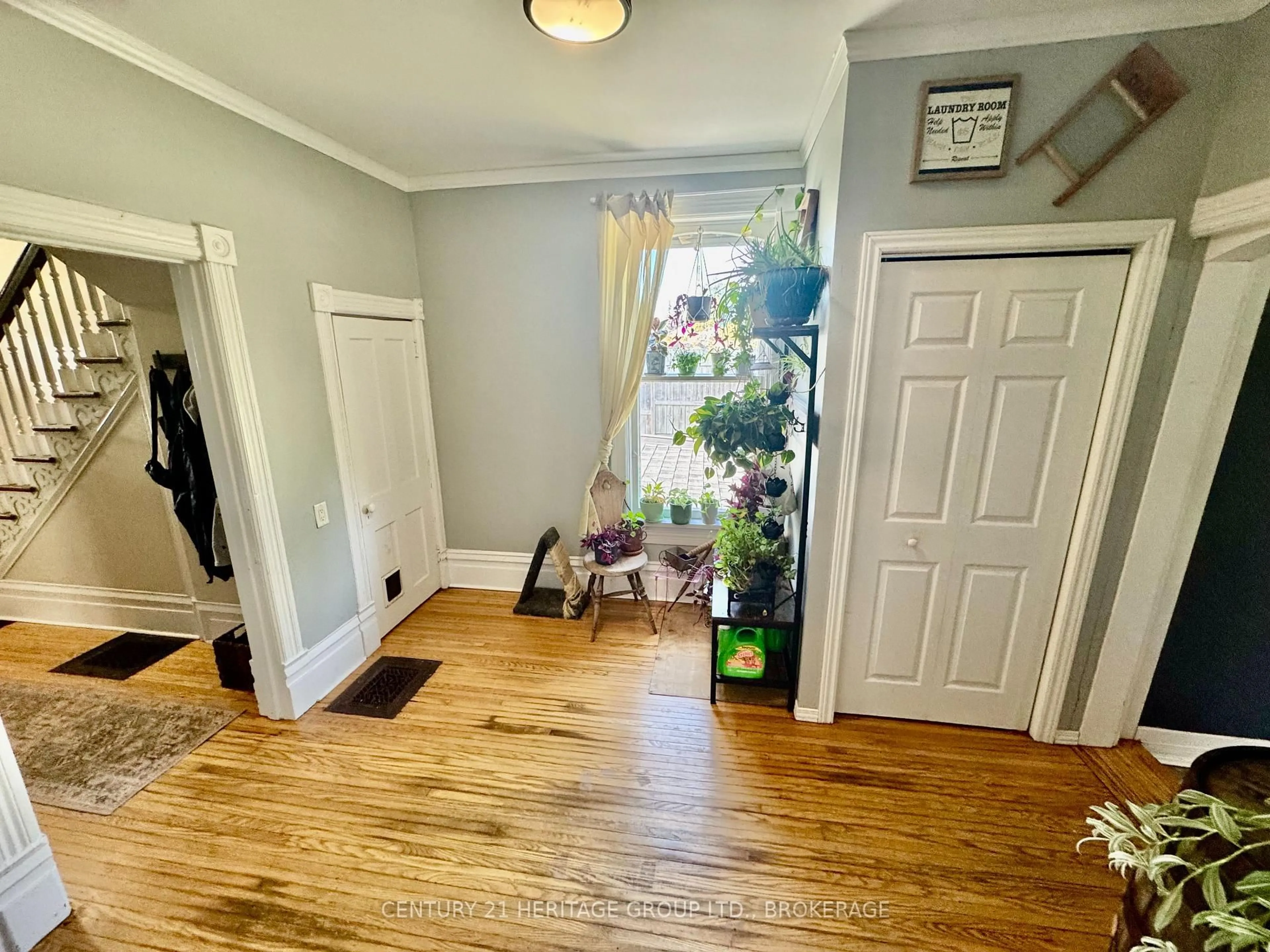 Indoor entryway for 122 Green St, Deseronto Ontario K0K 1X0