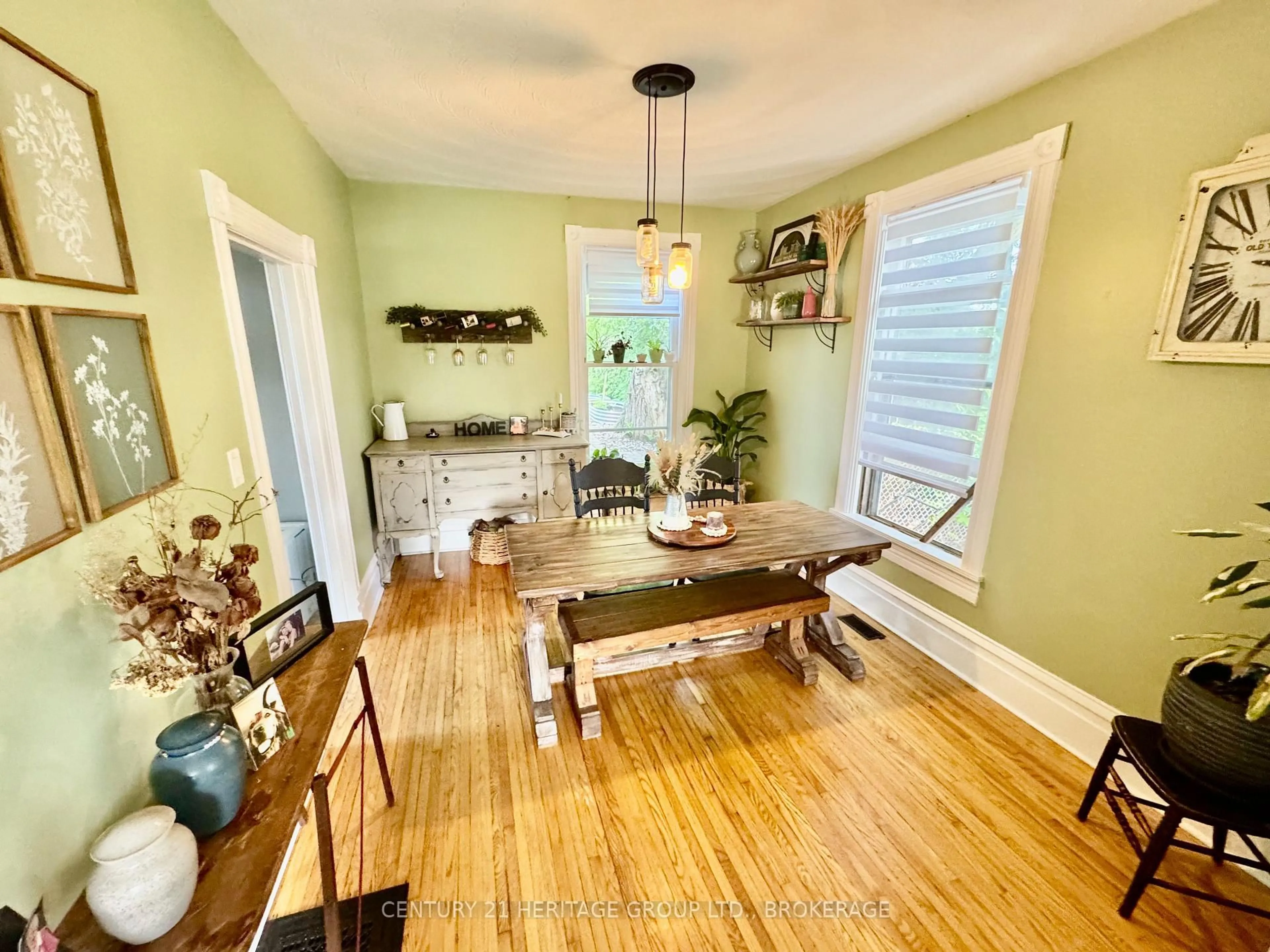 Dining room, wood/laminate floor for 122 Green St, Deseronto Ontario K0K 1X0