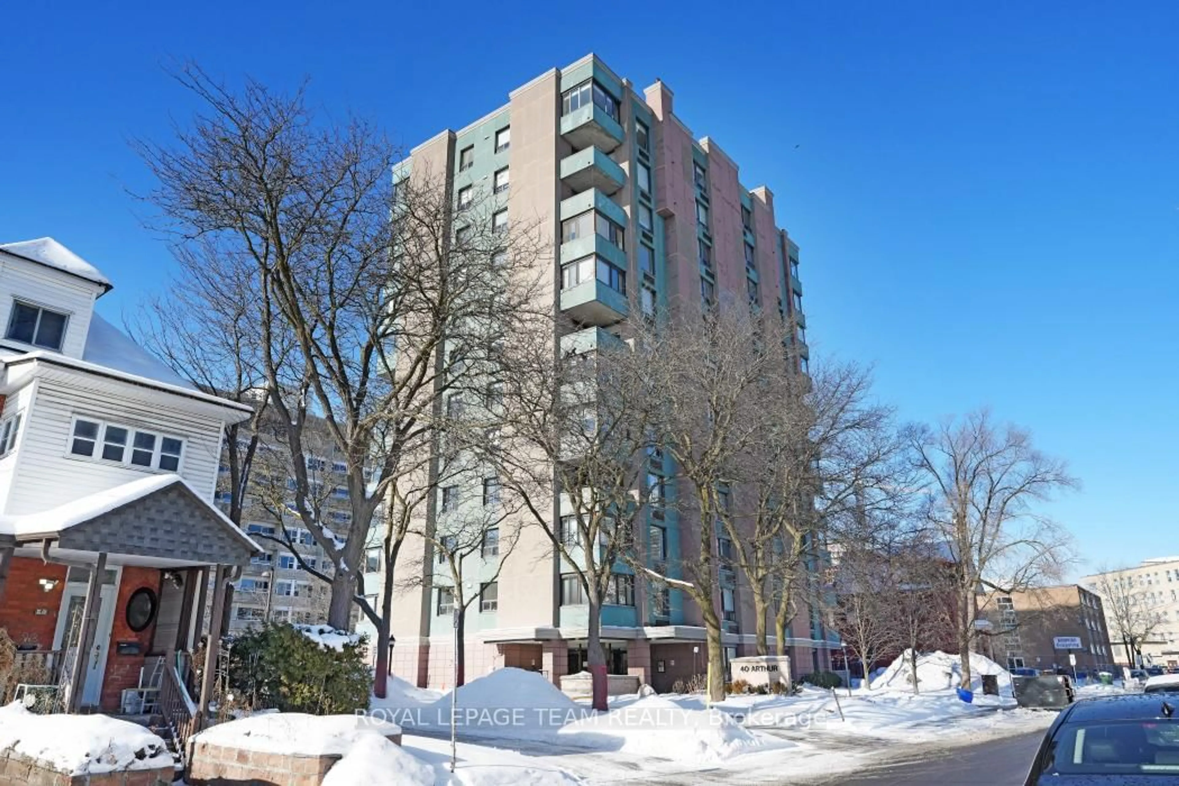 Indoor foyer for 40 Arthur St #1004, Ottawa Ontario K1R 7T5
