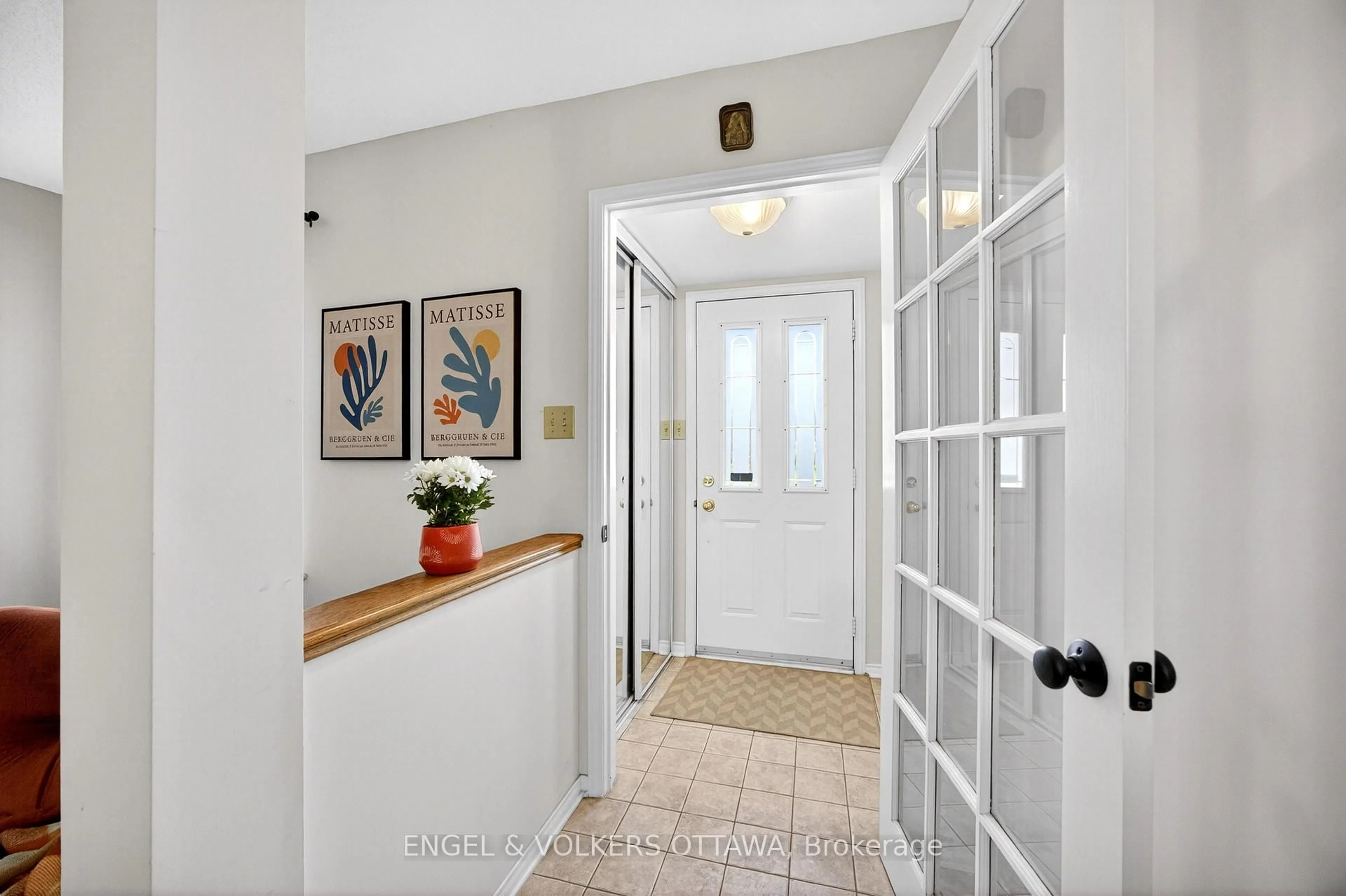 Indoor entryway for 36 Brigadier Private, Ottawa Ontario K1N 1E6