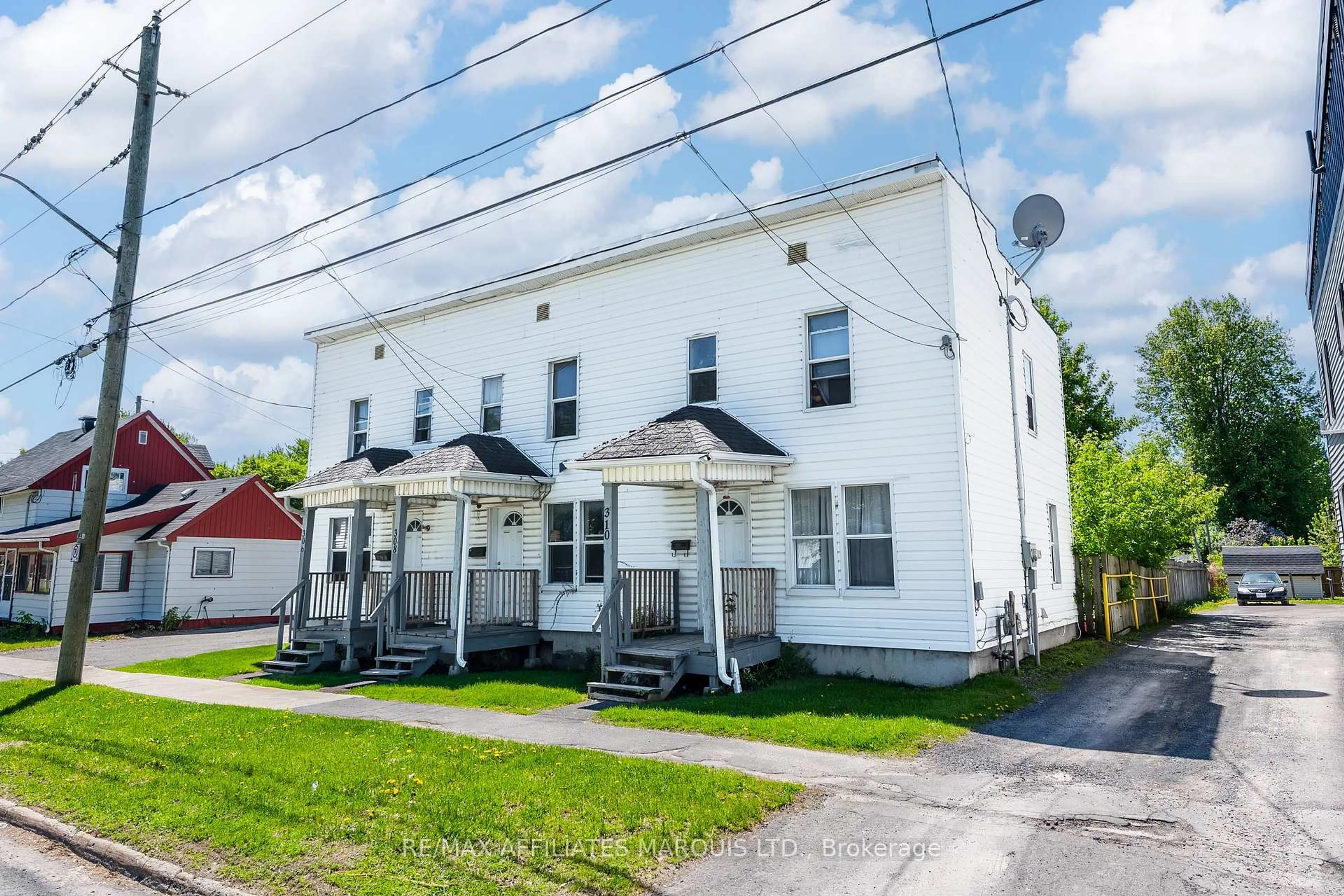 A pic from outside/outdoor area/front of a property/back of a property/a pic from drone, building for 306 Marlborough St, Cornwall Ontario K6H 4A3
