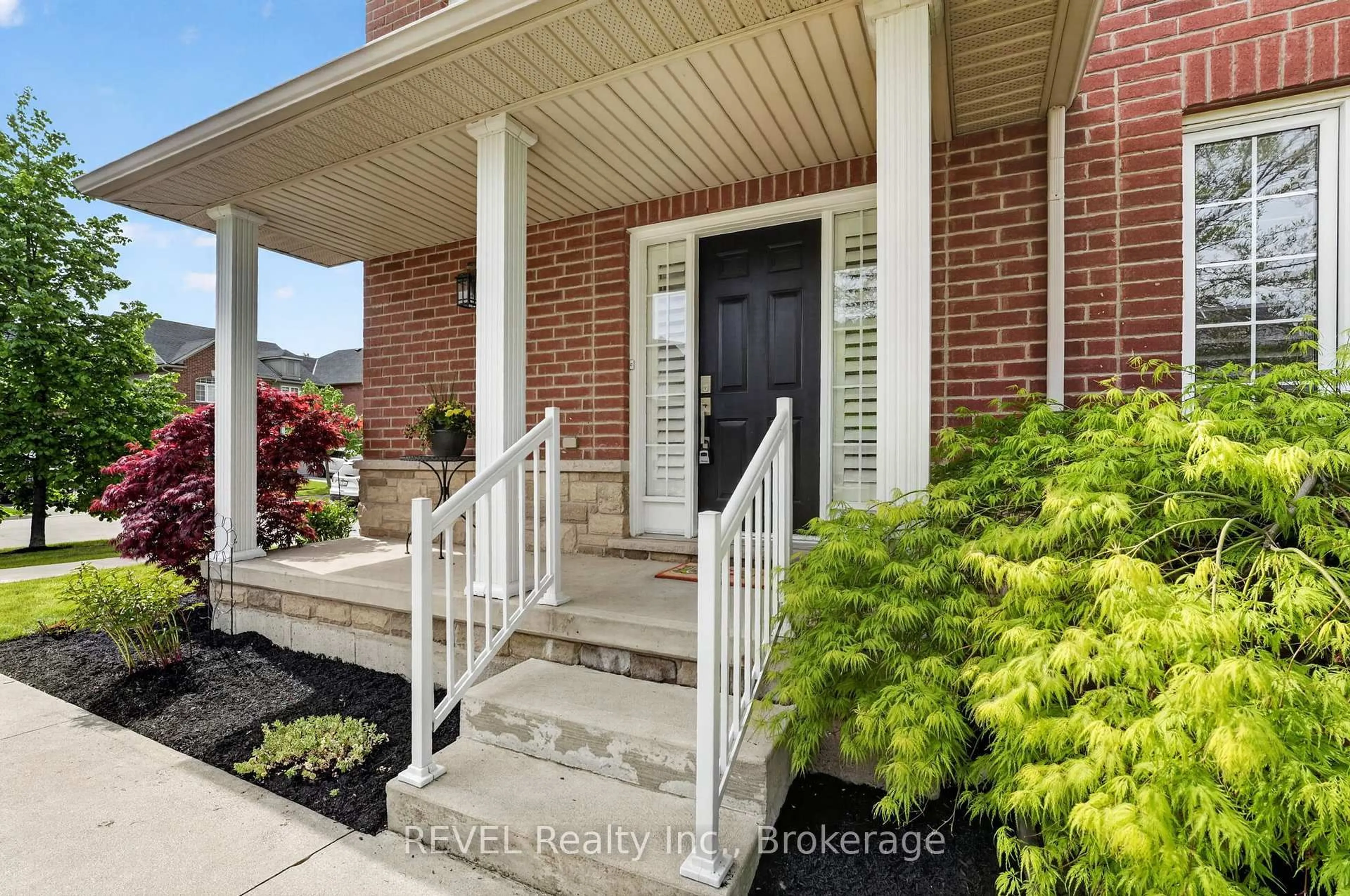 Indoor entryway for 29 Springbreeze Hts, Hamilton Ontario L8E 0A4