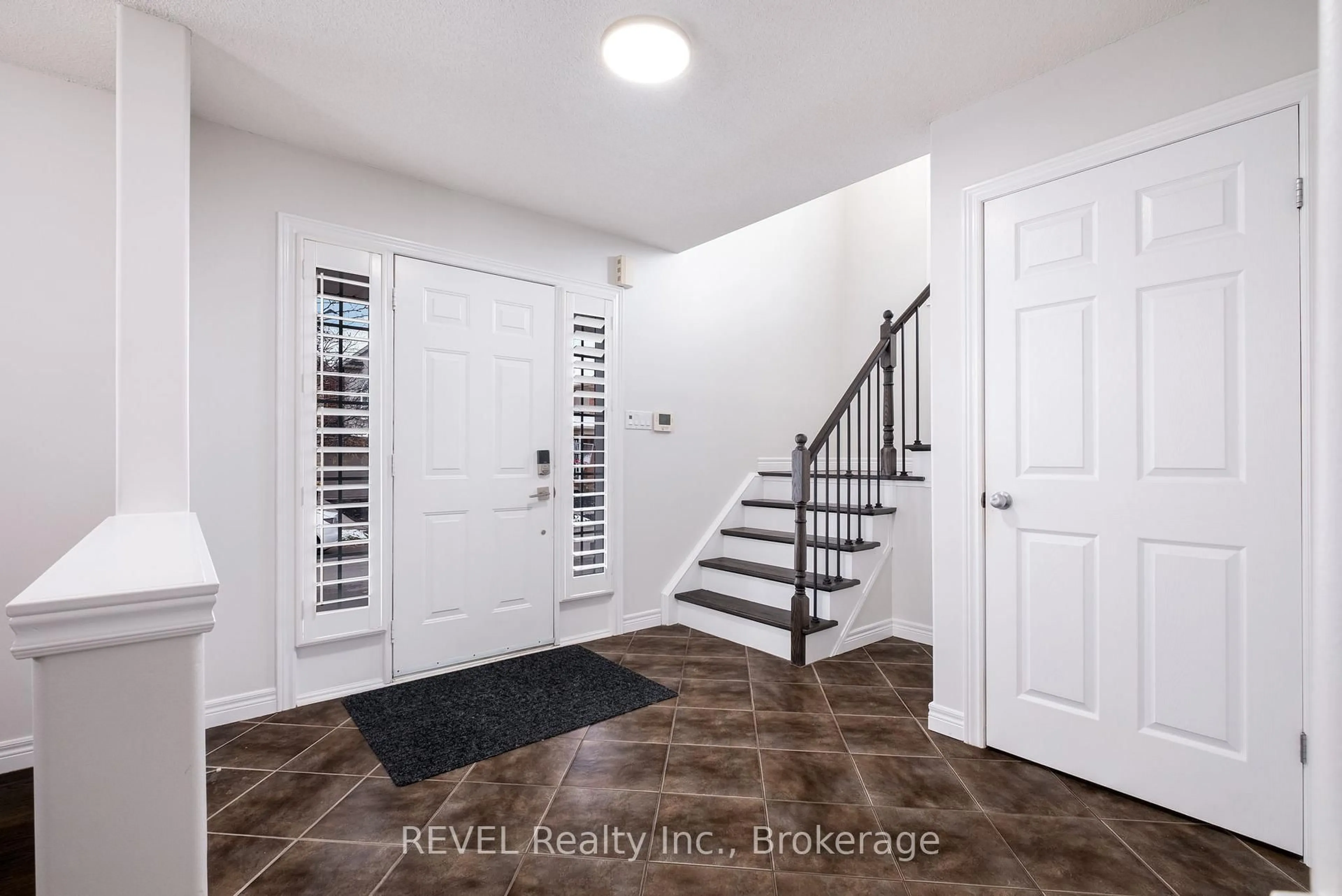 Indoor entryway for 29 Springbreeze Hts, Hamilton Ontario L8E 0A4