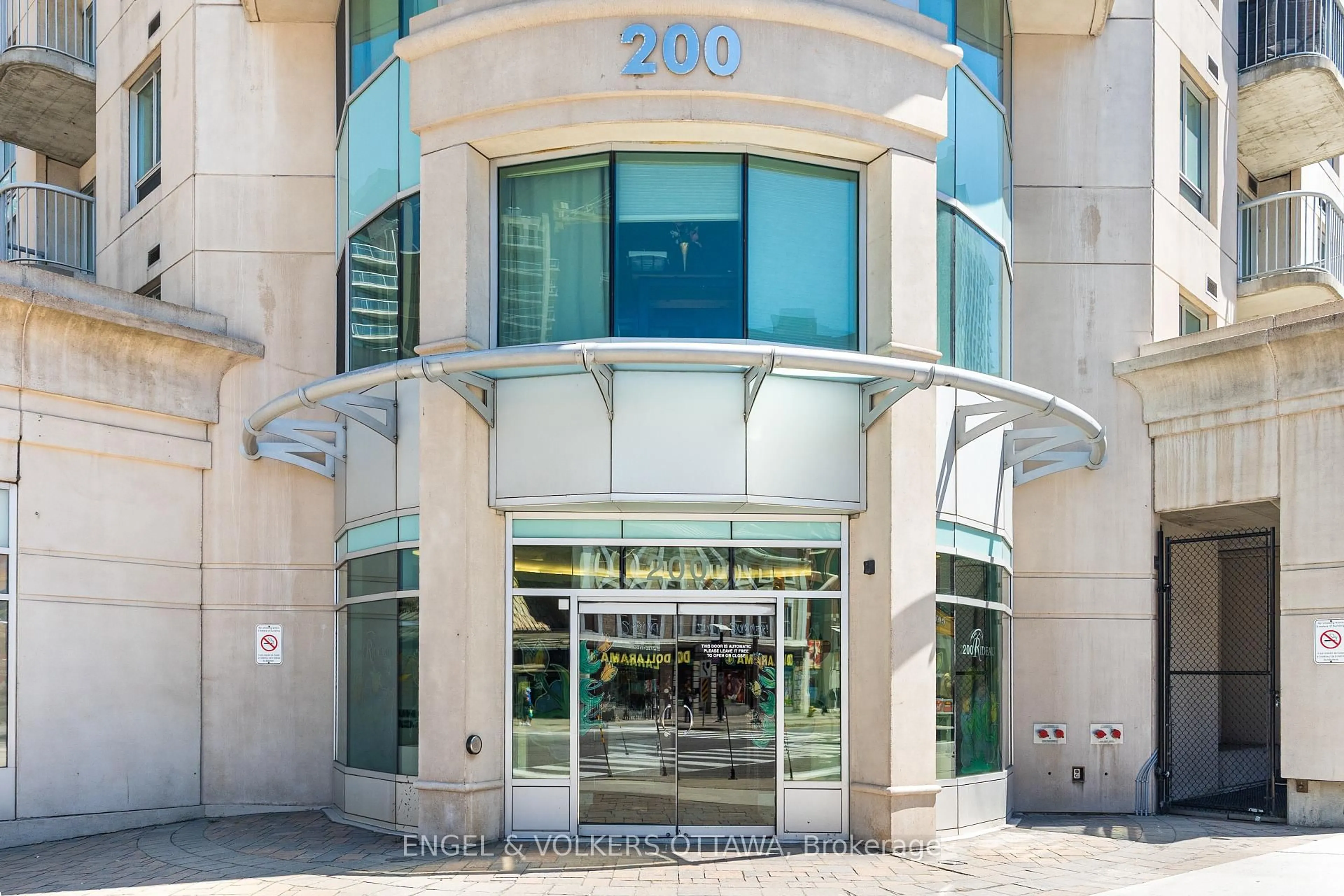 Indoor foyer for 200 RIDEAU St #202, Ottawa Ontario K1N 5Y1