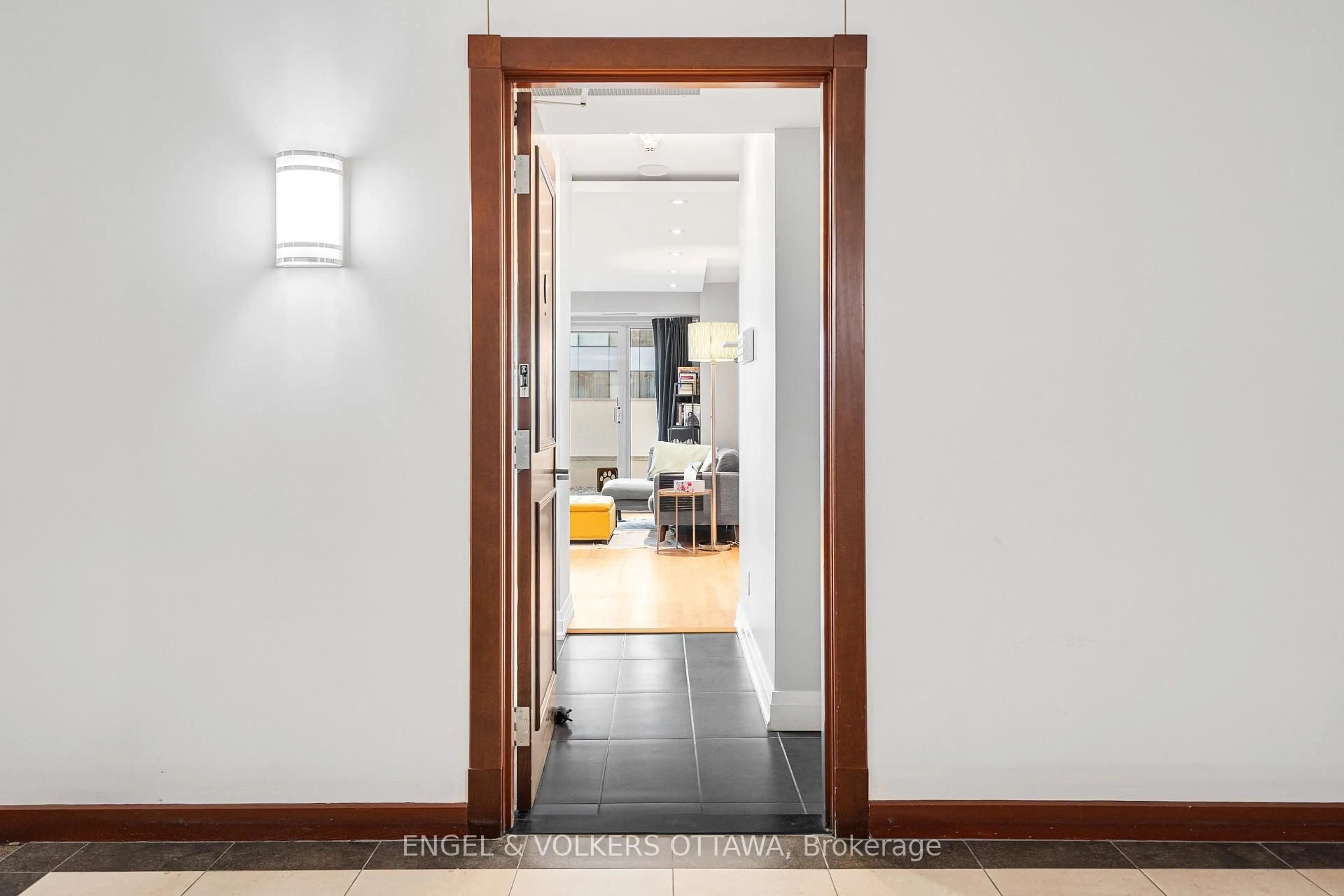 Indoor entryway for 200 RIDEAU St #202, Ottawa Ontario K1N 5Y1