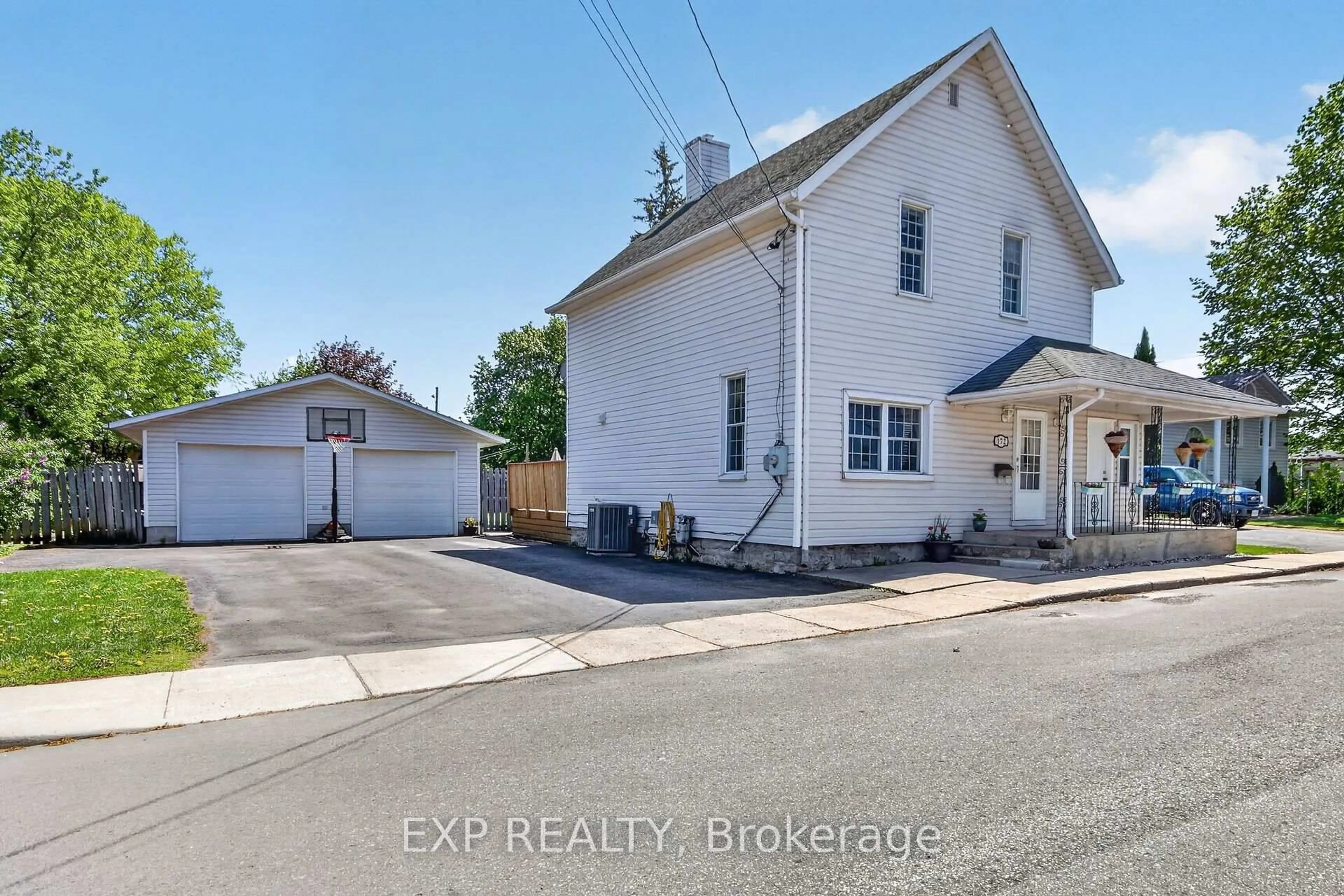A pic from outside/outdoor area/front of a property/back of a property/a pic from drone, street for 172 Miguel St, Carleton Place Ontario K7C 1C7