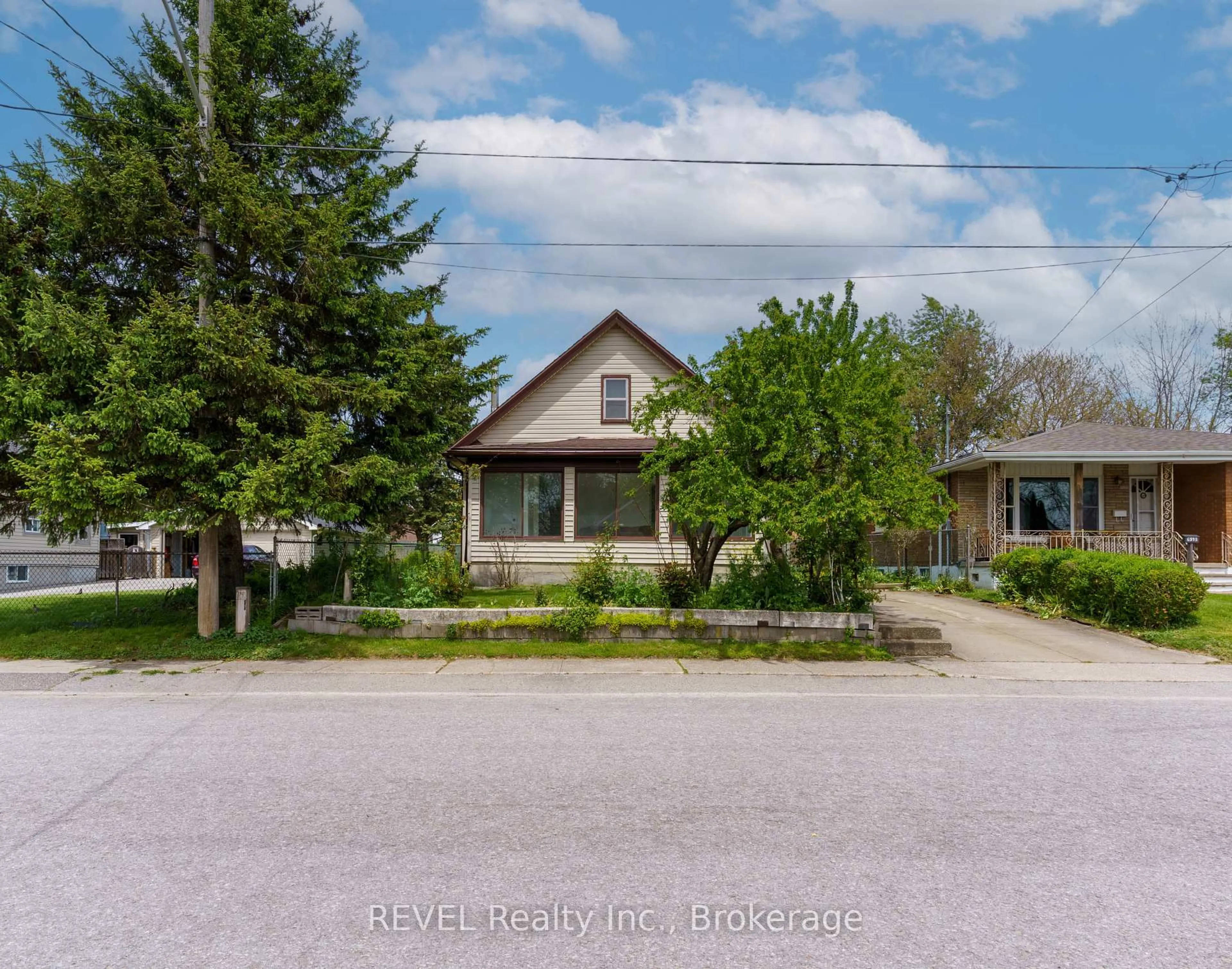 A pic from outside/outdoor area/front of a property/back of a property/a pic from drone, street for 6401 Taylor St, Niagara Falls Ontario L2G 2E9
