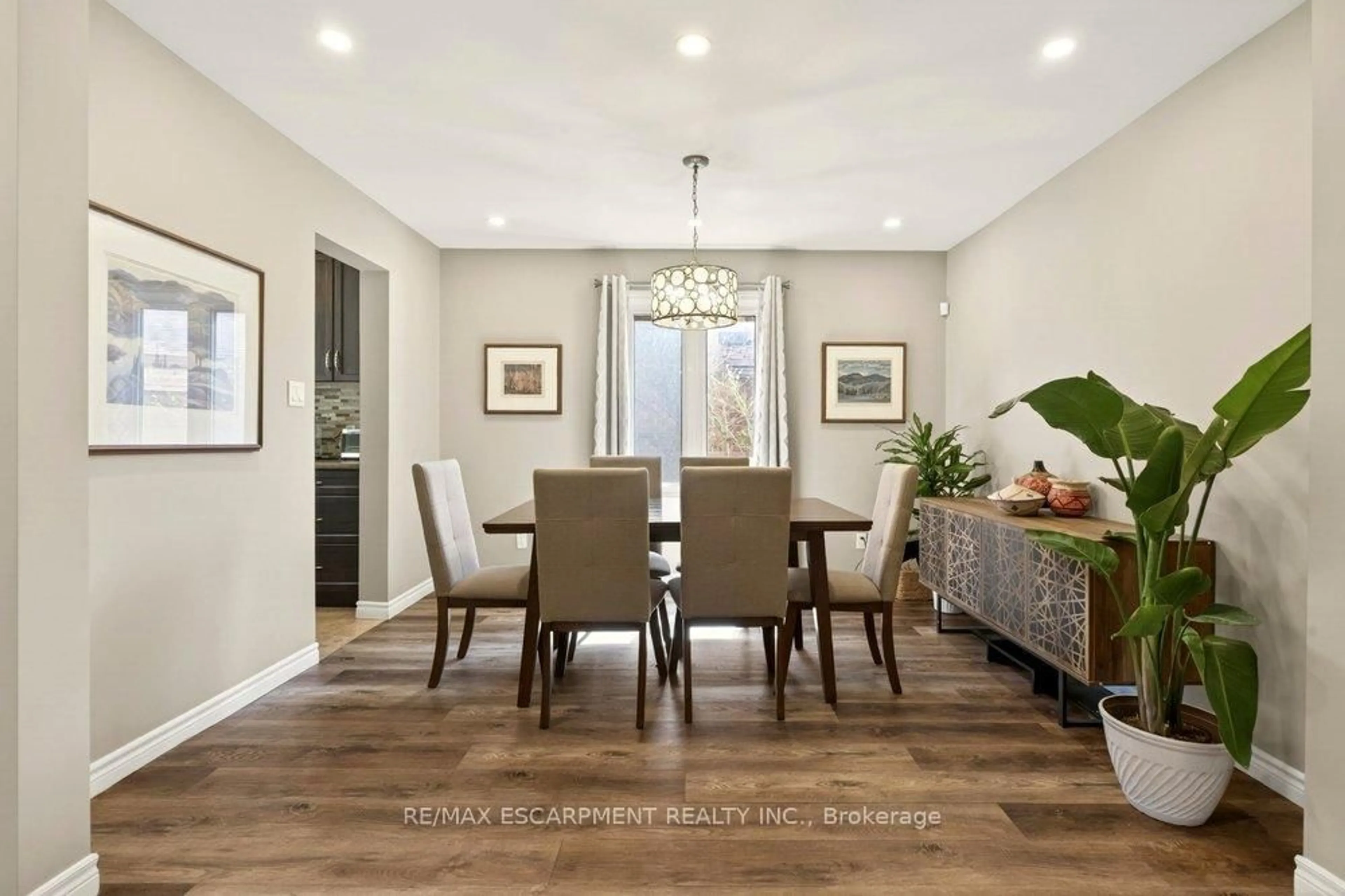 Dining room, wood/laminate floor for 72 Gurnett Dr, Hamilton Ontario L9C 7J8