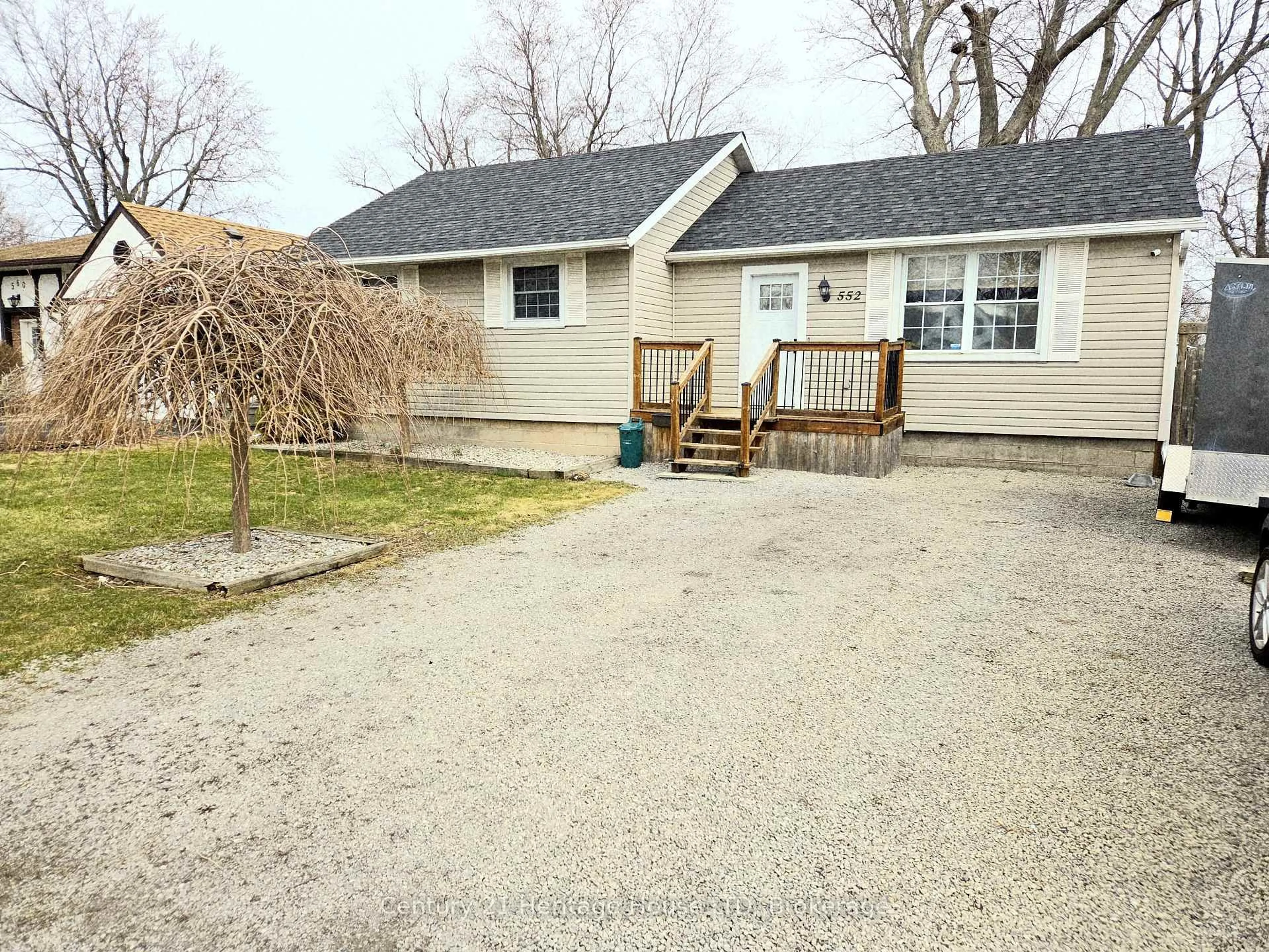 A pic from outside/outdoor area/front of a property/back of a property/a pic from drone, street for 552 Lakeview Rd, Fort Erie Ontario L2A 4W6