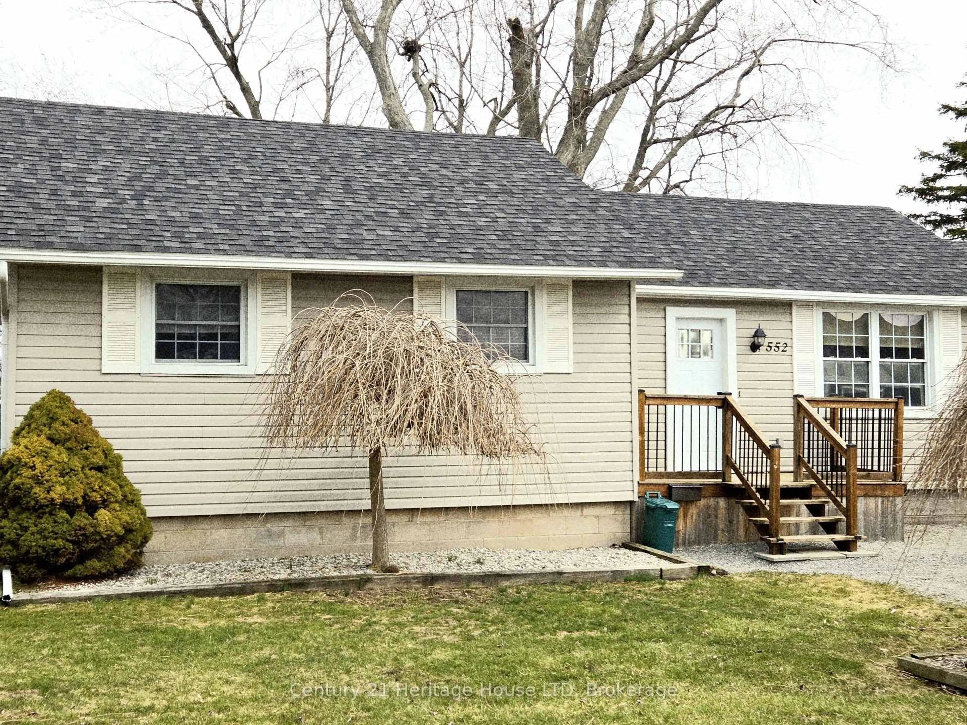 Home with vinyl exterior material, street for 552 Lakeview Rd, Fort Erie Ontario L2A 4W6