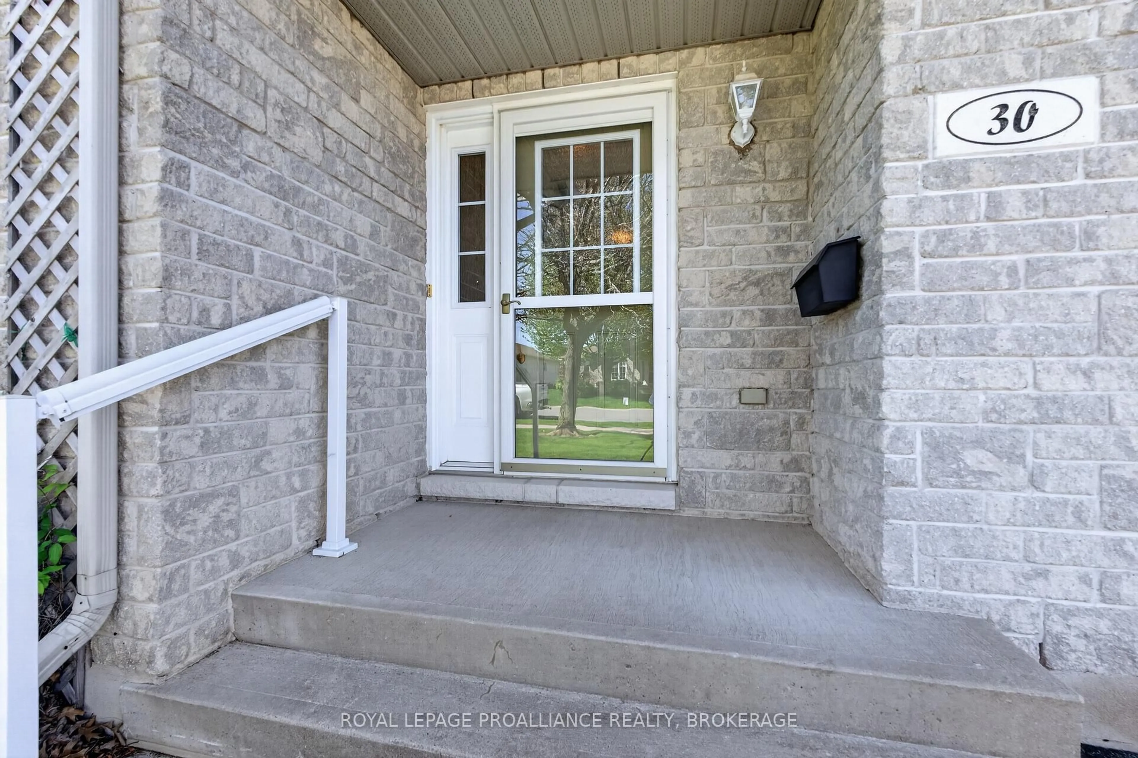 Indoor entryway for 30 Ellesmeer Ave, Kingston Ontario K7P 3H7