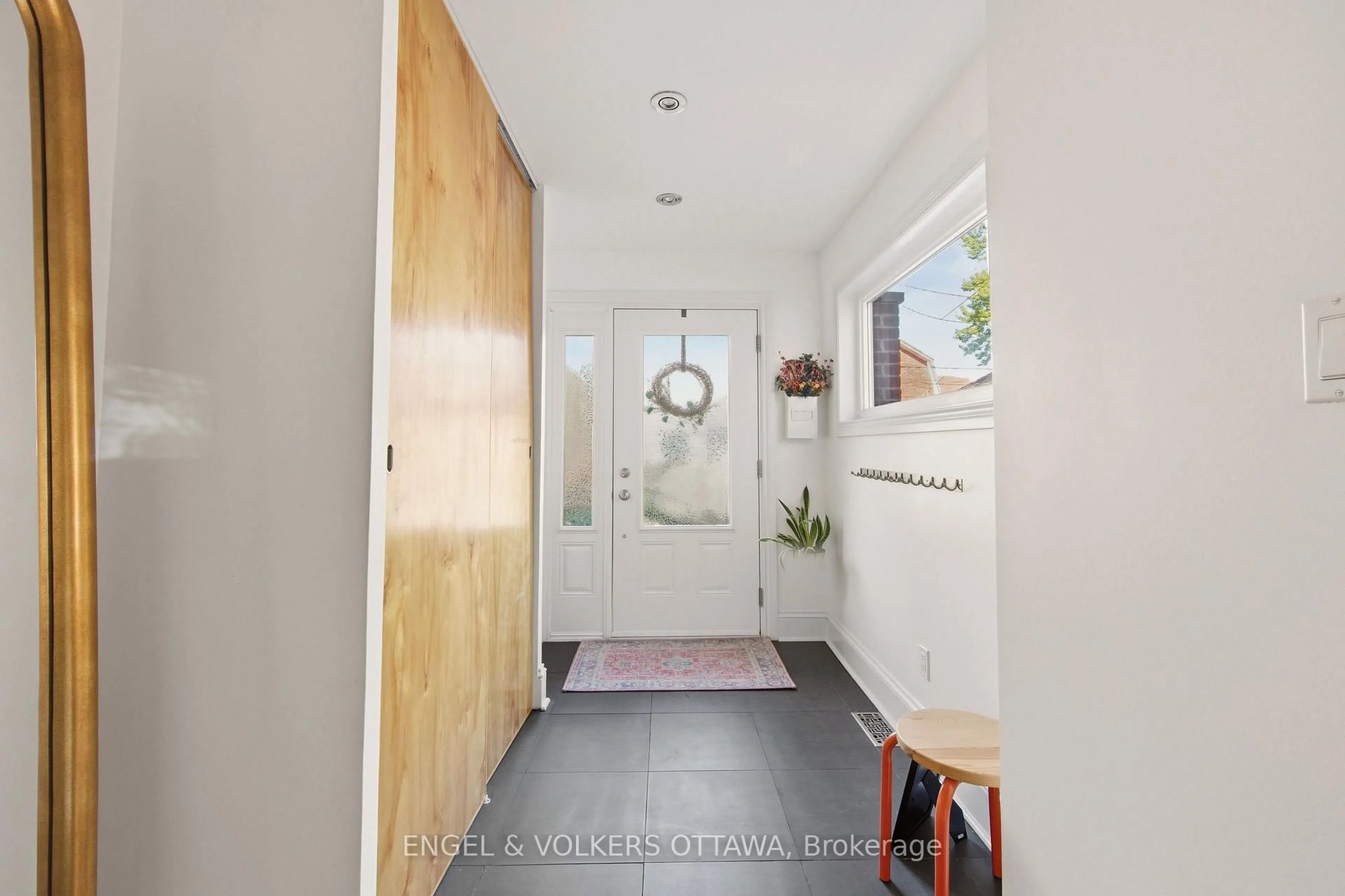 Indoor entryway for 176 Hinton Ave, Ottawa Ontario K1Y 1A1