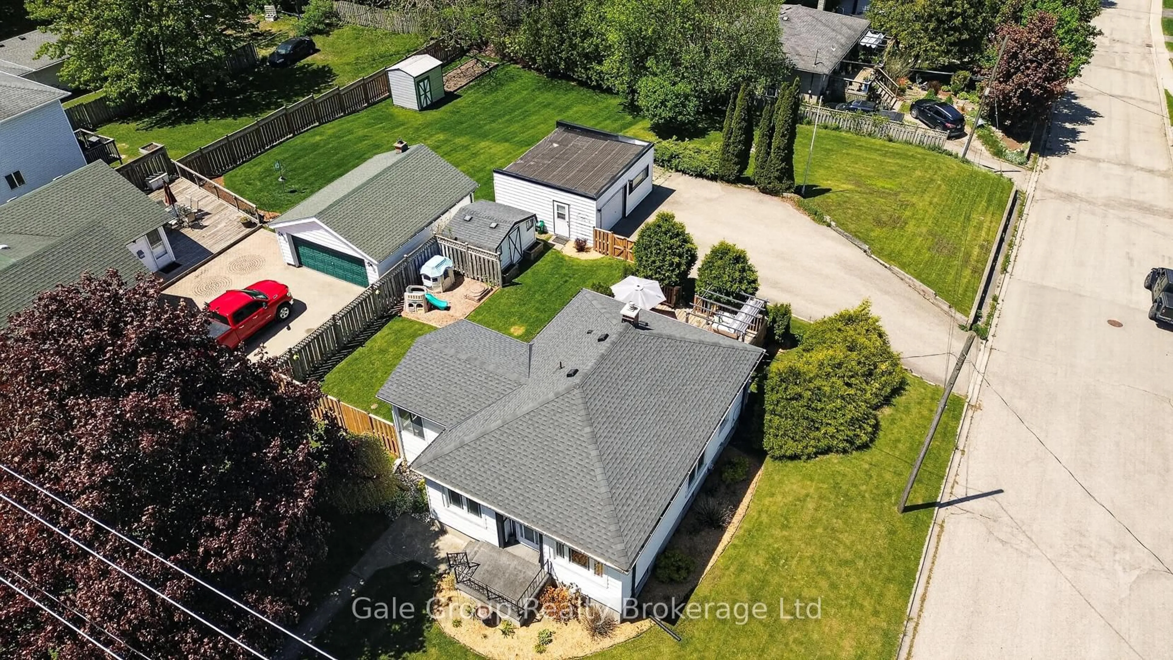 A pic from outside/outdoor area/front of a property/back of a property/a pic from drone, street for 339 Spencer St, Woodstock Ontario N4S 2H4