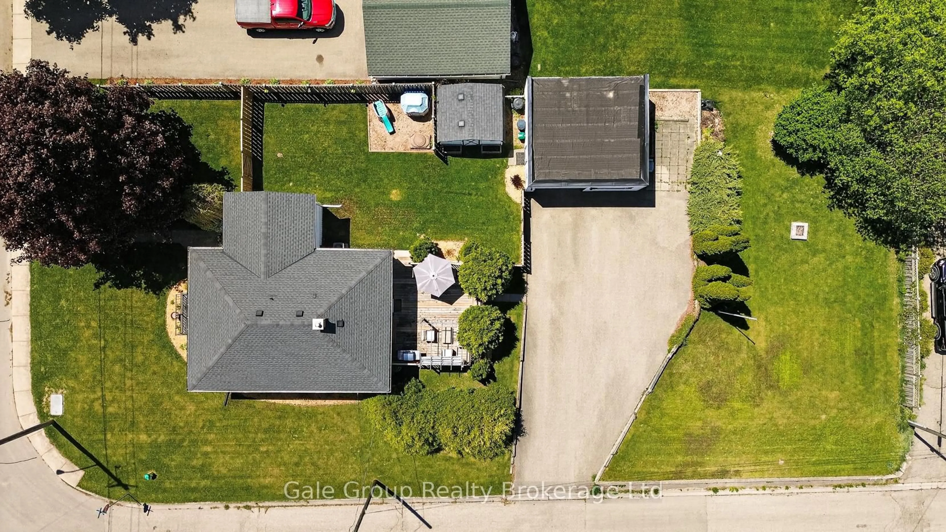 A pic from outside/outdoor area/front of a property/back of a property/a pic from drone, street for 339 Spencer St, Woodstock Ontario N4S 2H4