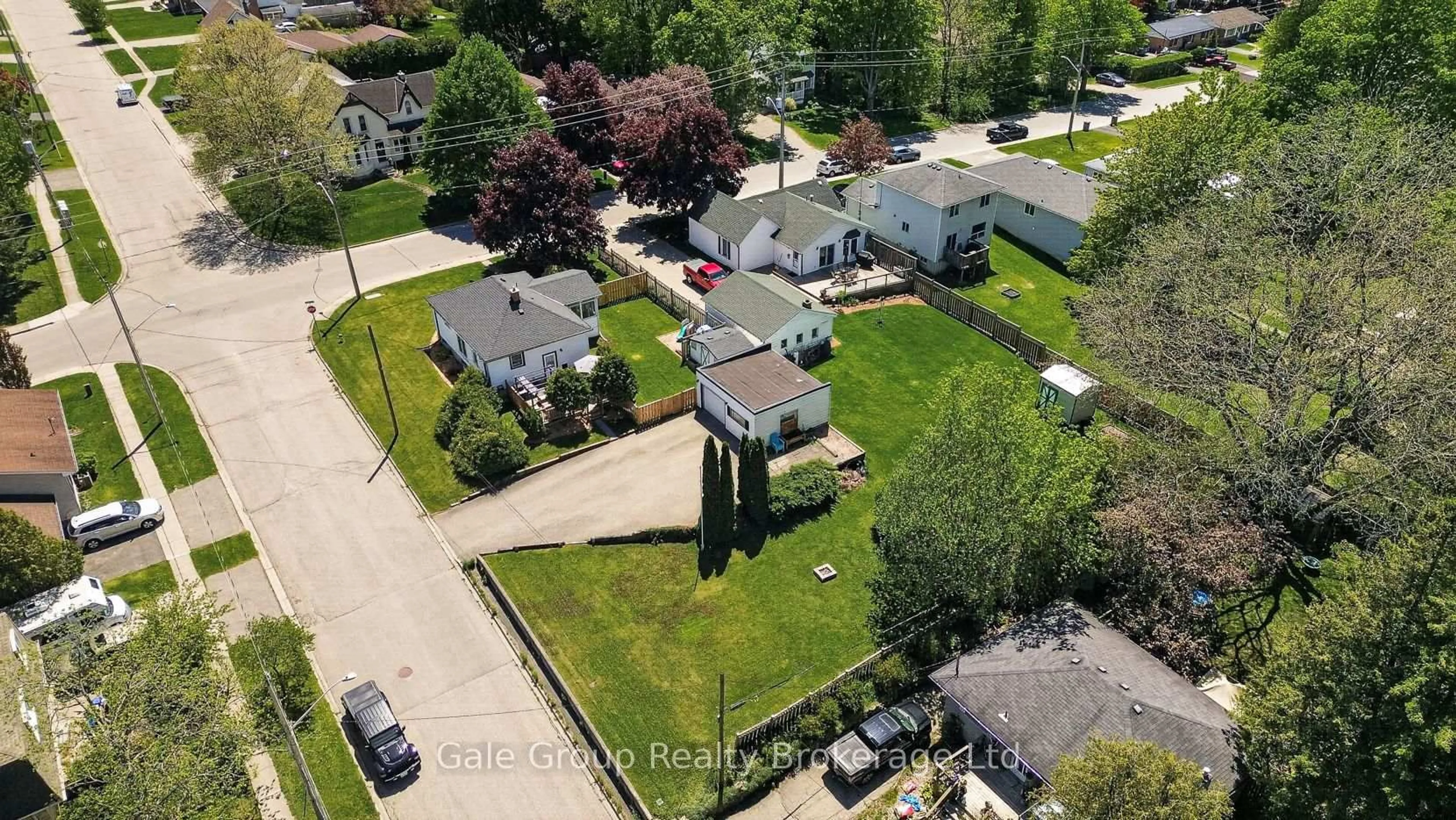 A pic from outside/outdoor area/front of a property/back of a property/a pic from drone, street for 339 Spencer St, Woodstock Ontario N4S 2H4