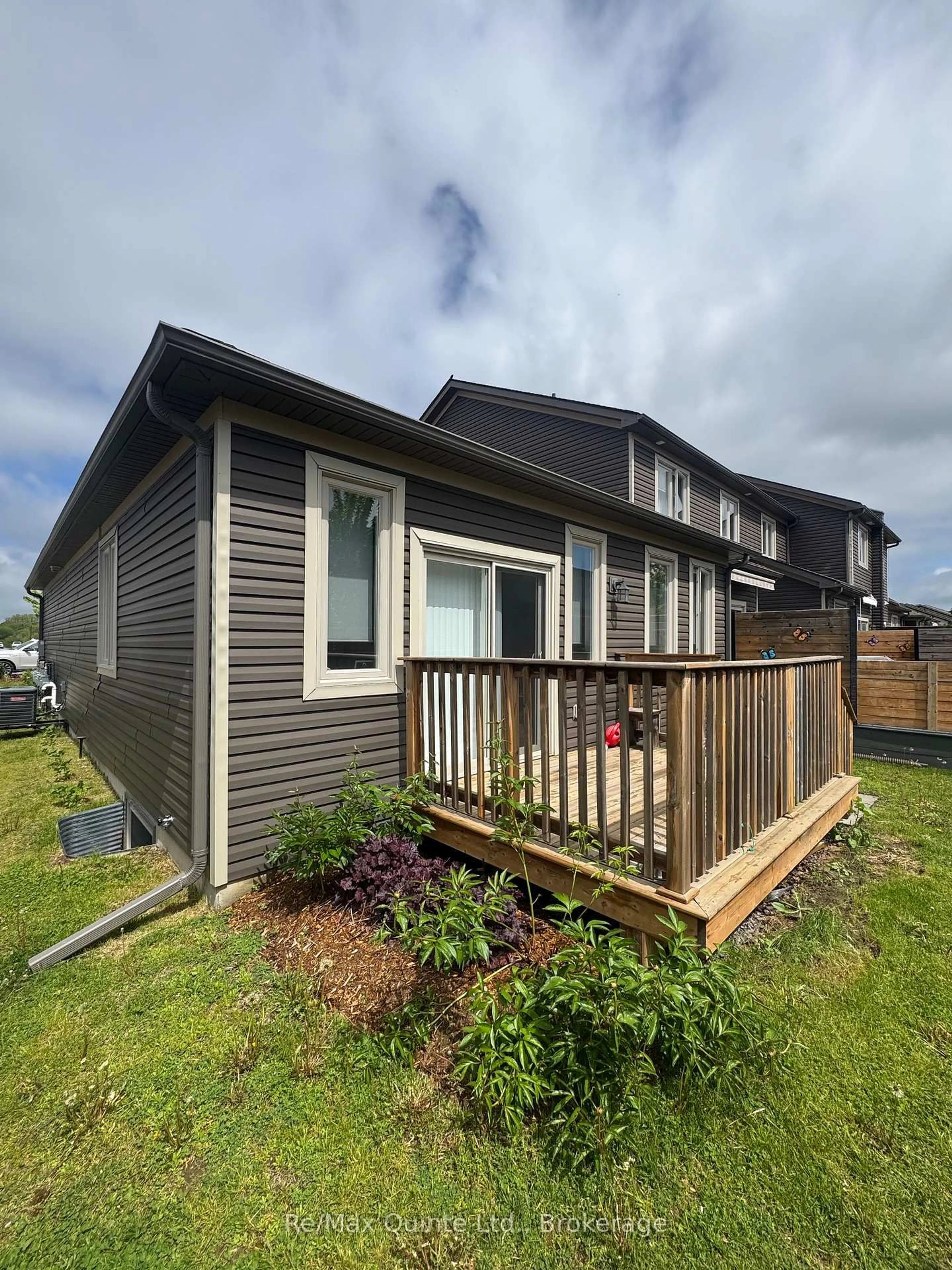 Home with vinyl exterior material, unknown for 28 Curtis St, Prince Edward County Ontario K0K 2T0