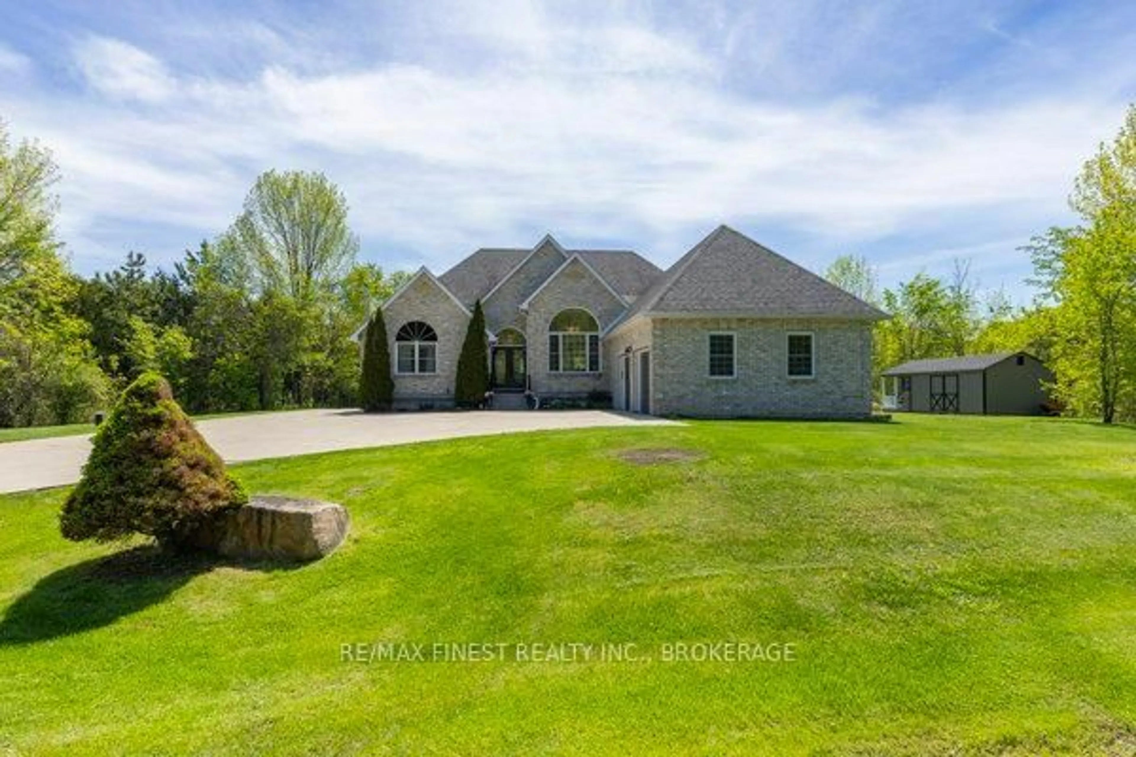 A pic from outside/outdoor area/front of a property/back of a property/a pic from drone, unknown for 1747 Hitchcock Dr, Inverary Ontario K0H 1X0