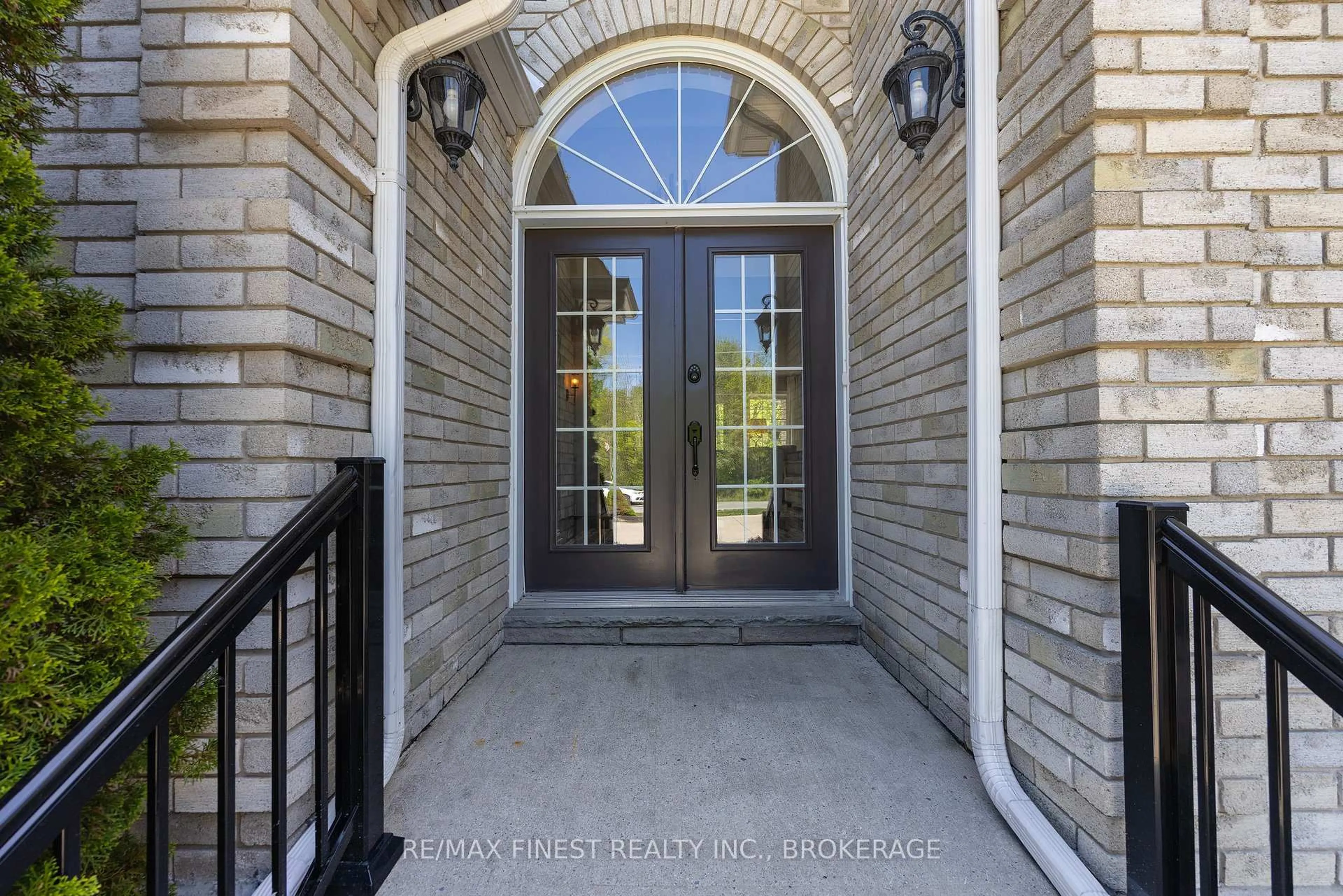 Indoor entryway for 1747 Hitchcock Dr, Inverary Ontario K0H 1X0