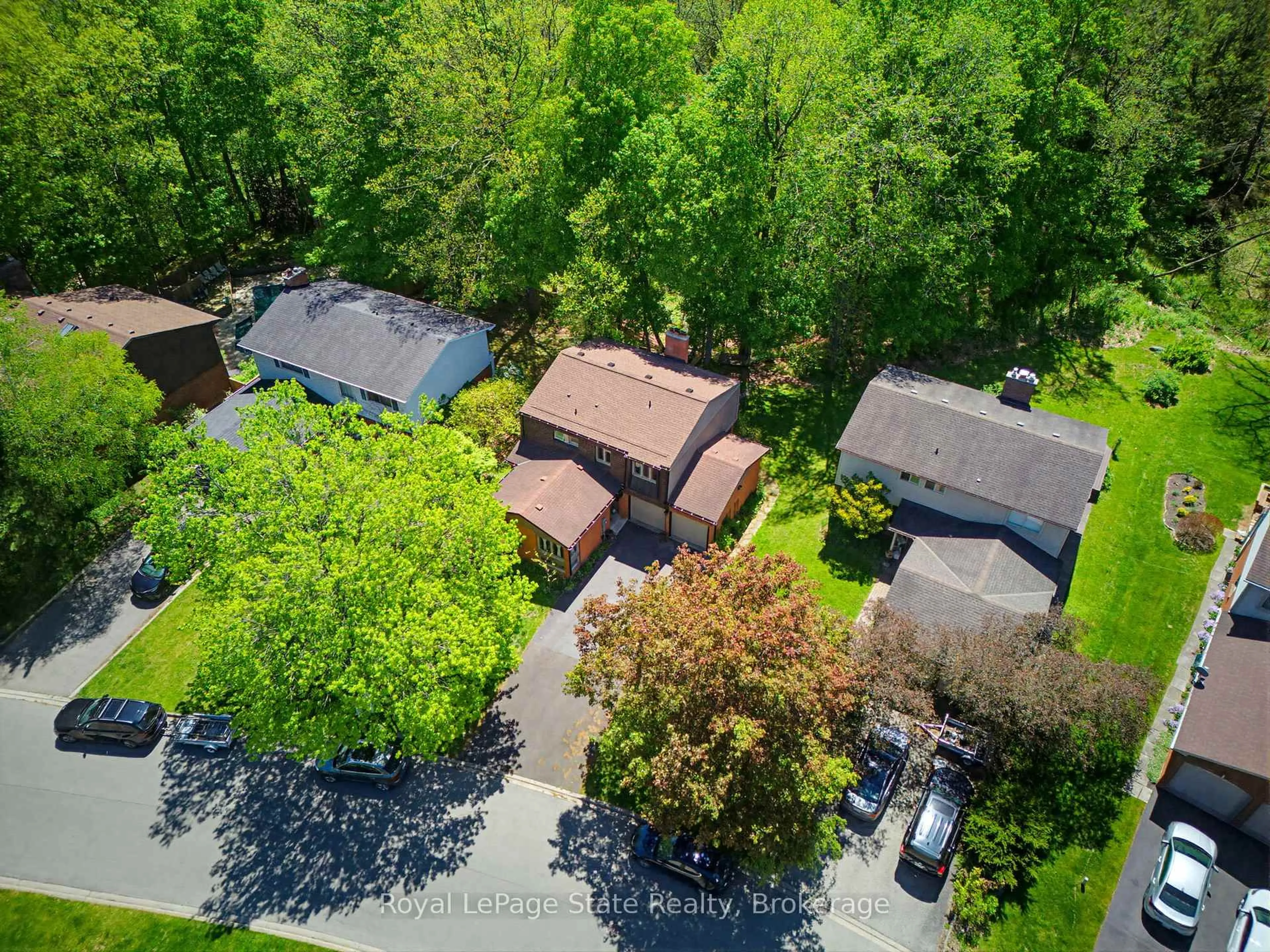 A pic from outside/outdoor area/front of a property/back of a property/a pic from drone, street for 30 Jerome Park Dr, Hamilton Ontario L9H 6H2