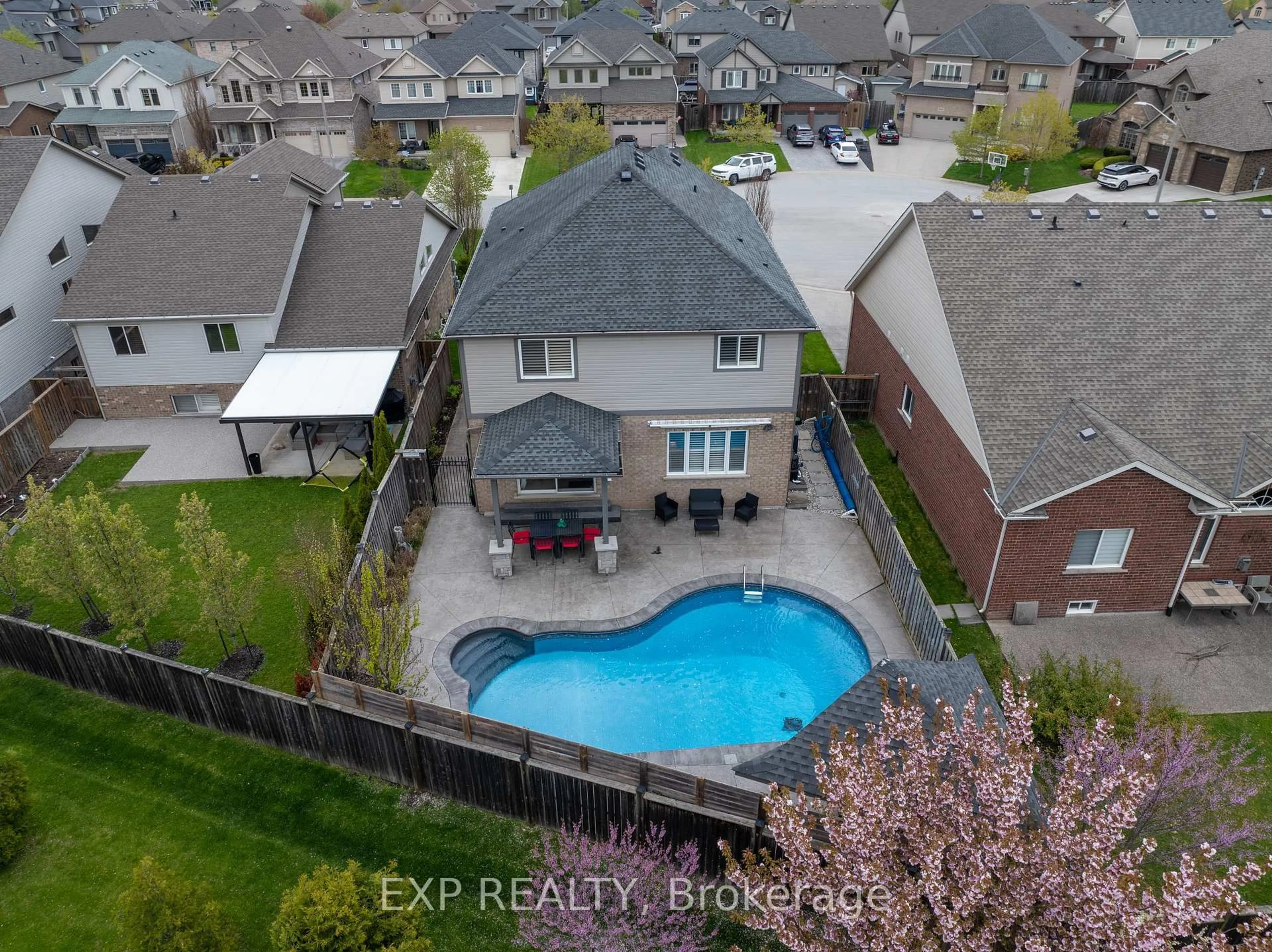A pic from outside/outdoor area/front of a property/back of a property/a pic from drone, unknown for 5783 Jake Cres, Niagara Falls Ontario L2H 0G3