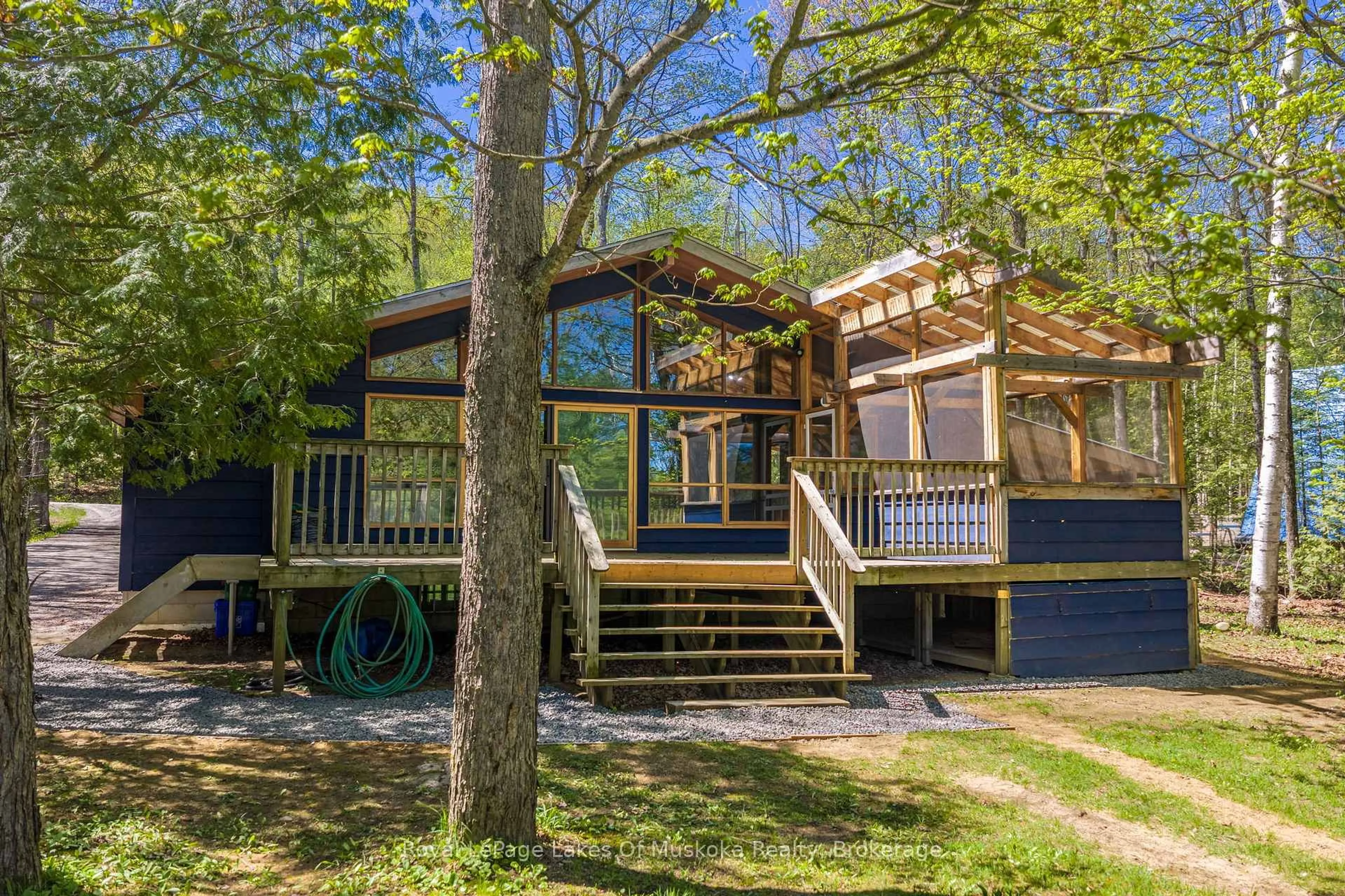 Home with vinyl exterior material, unknown for 1213 Sherwood Forest Rd, Bracebridge Ontario P1L 1X3