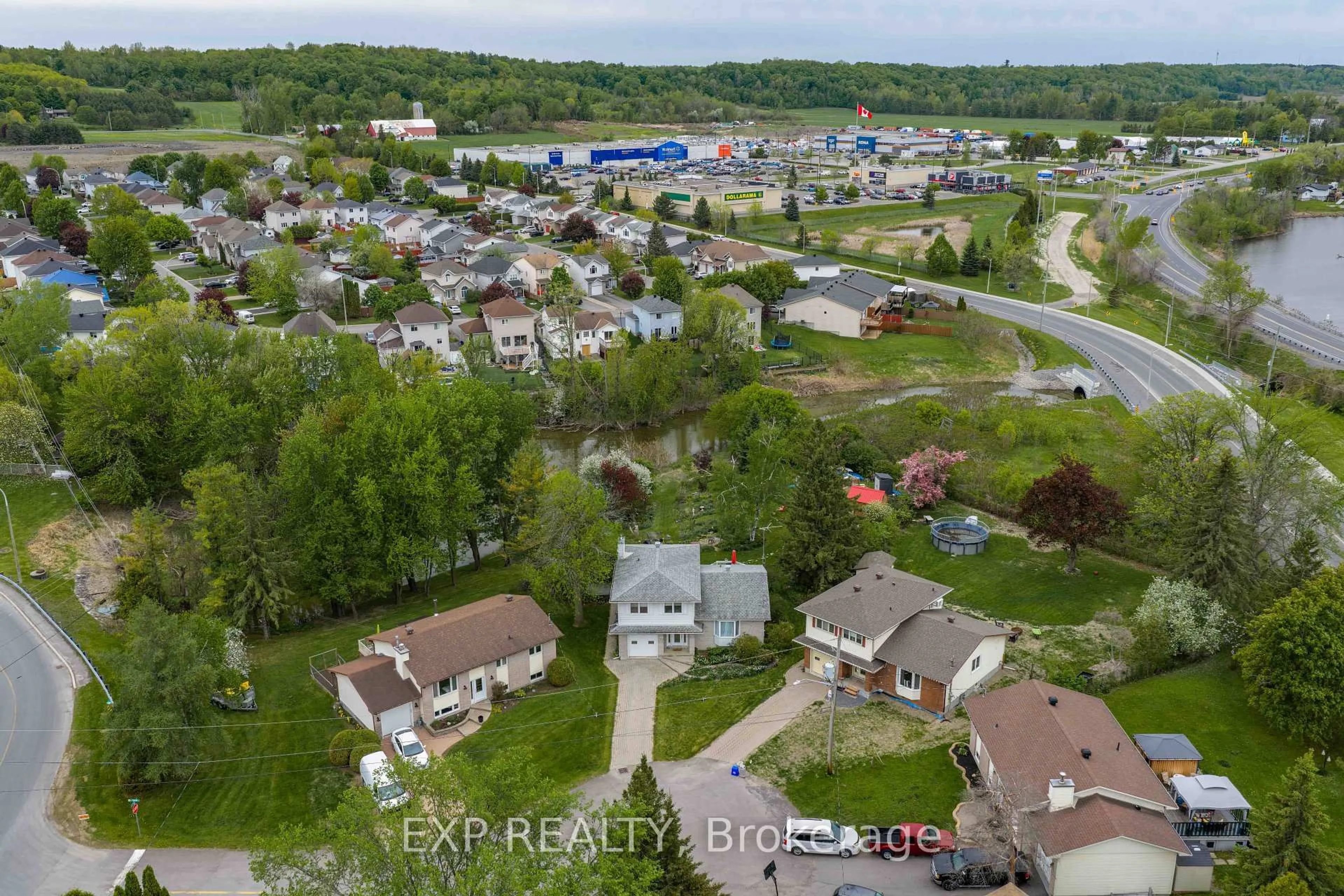 A pic from outside/outdoor area/front of a property/back of a property/a pic from drone, street for 2947 Fontaine Pl, Clarence-Rockland Ontario K4K 1A6